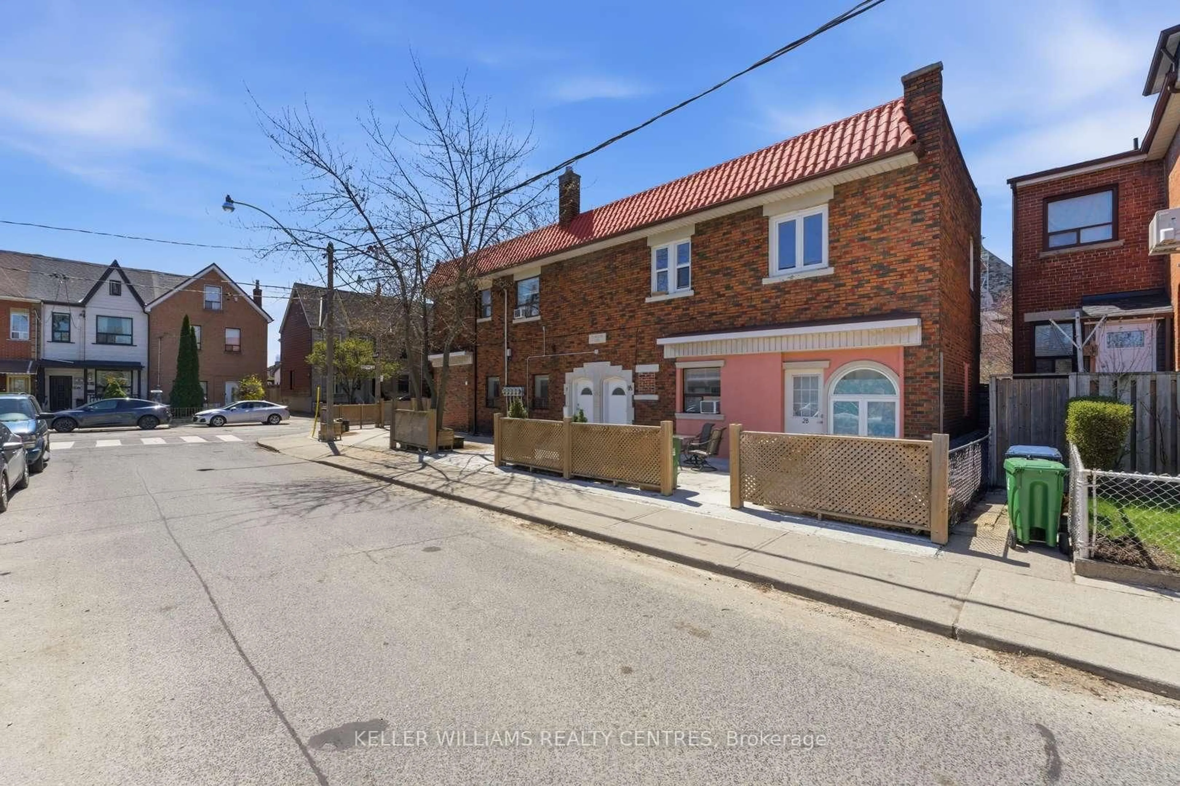 A pic from outside/outdoor area/front of a property/back of a property/a pic from drone, street for 42 Mansfield Ave, Toronto Ontario M6J 2B2