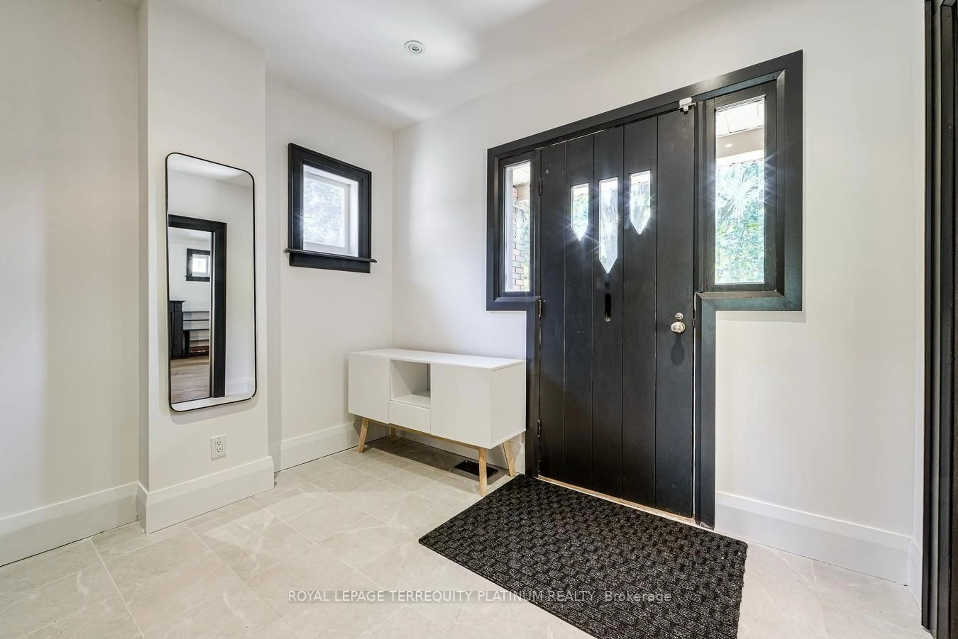 Indoor entryway for 204 Ellerslie Ave, Toronto Ontario M2N 1Y4