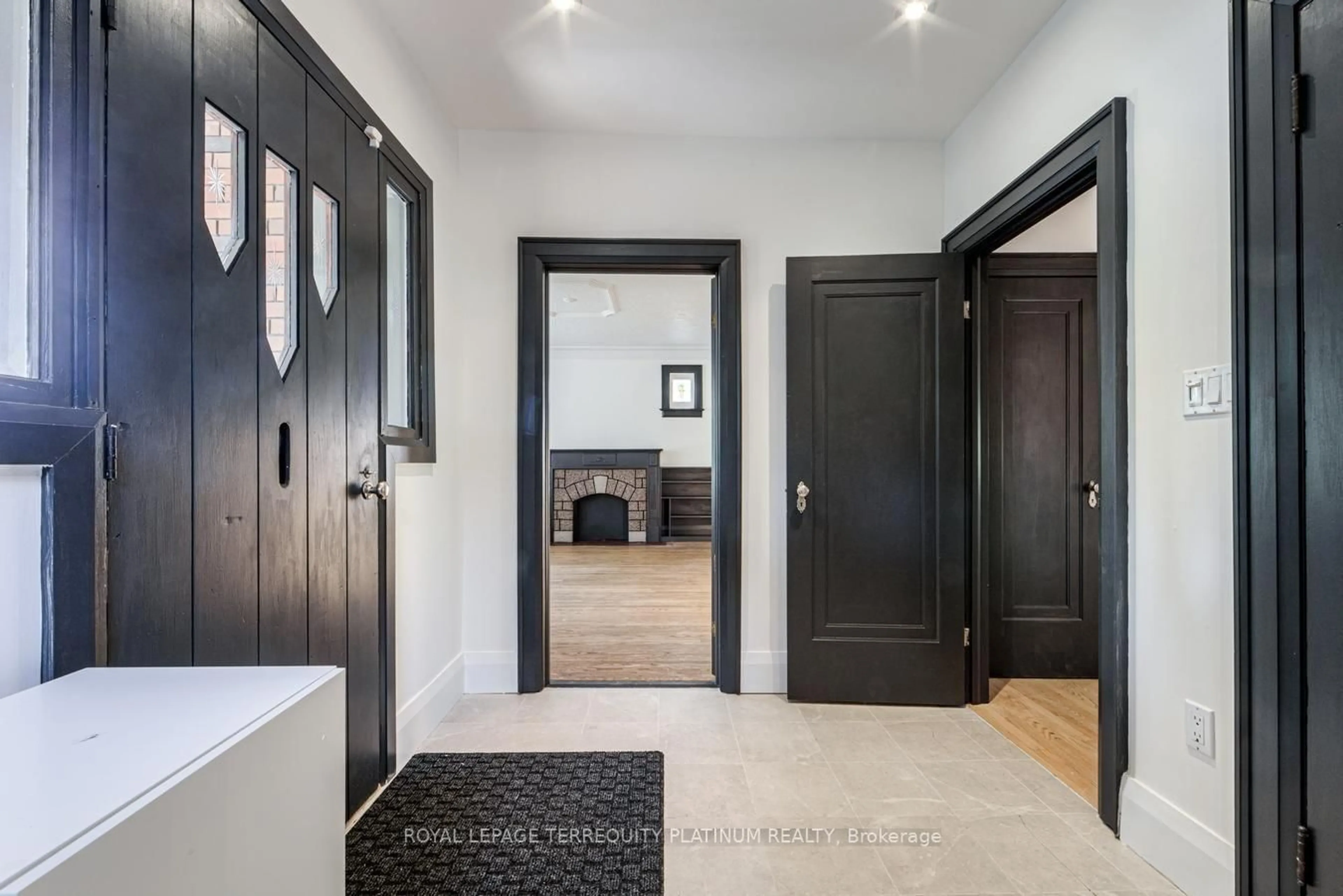 Indoor entryway for 204 Ellerslie Ave, Toronto Ontario M2N 1Y4