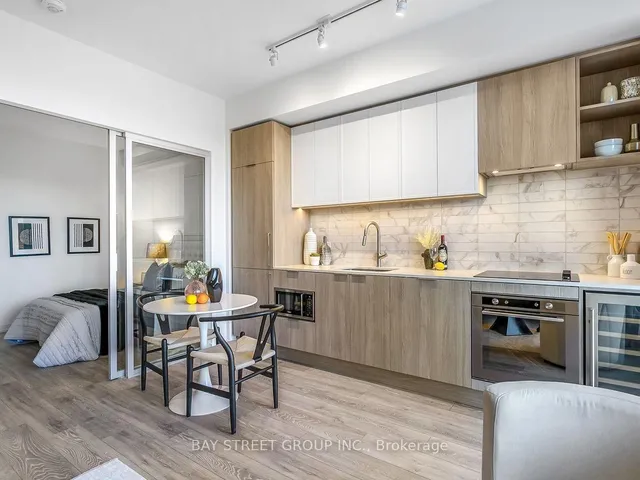 2020 Bathurst St #1812, Toronto 4
