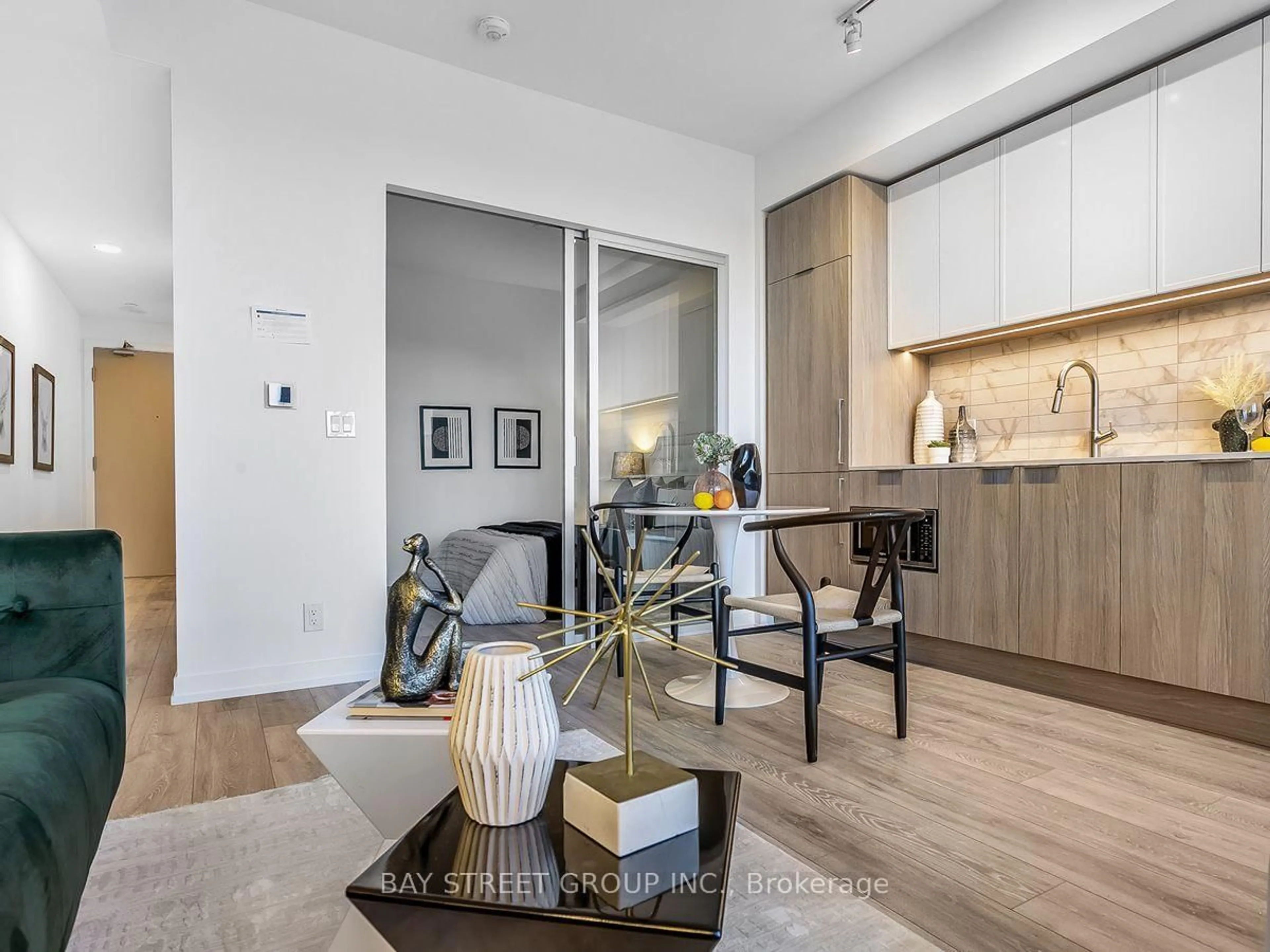 Open concept kitchen, wood/laminate floor for 2020 Bathurst St #1812, Toronto Ontario M5P 0A6