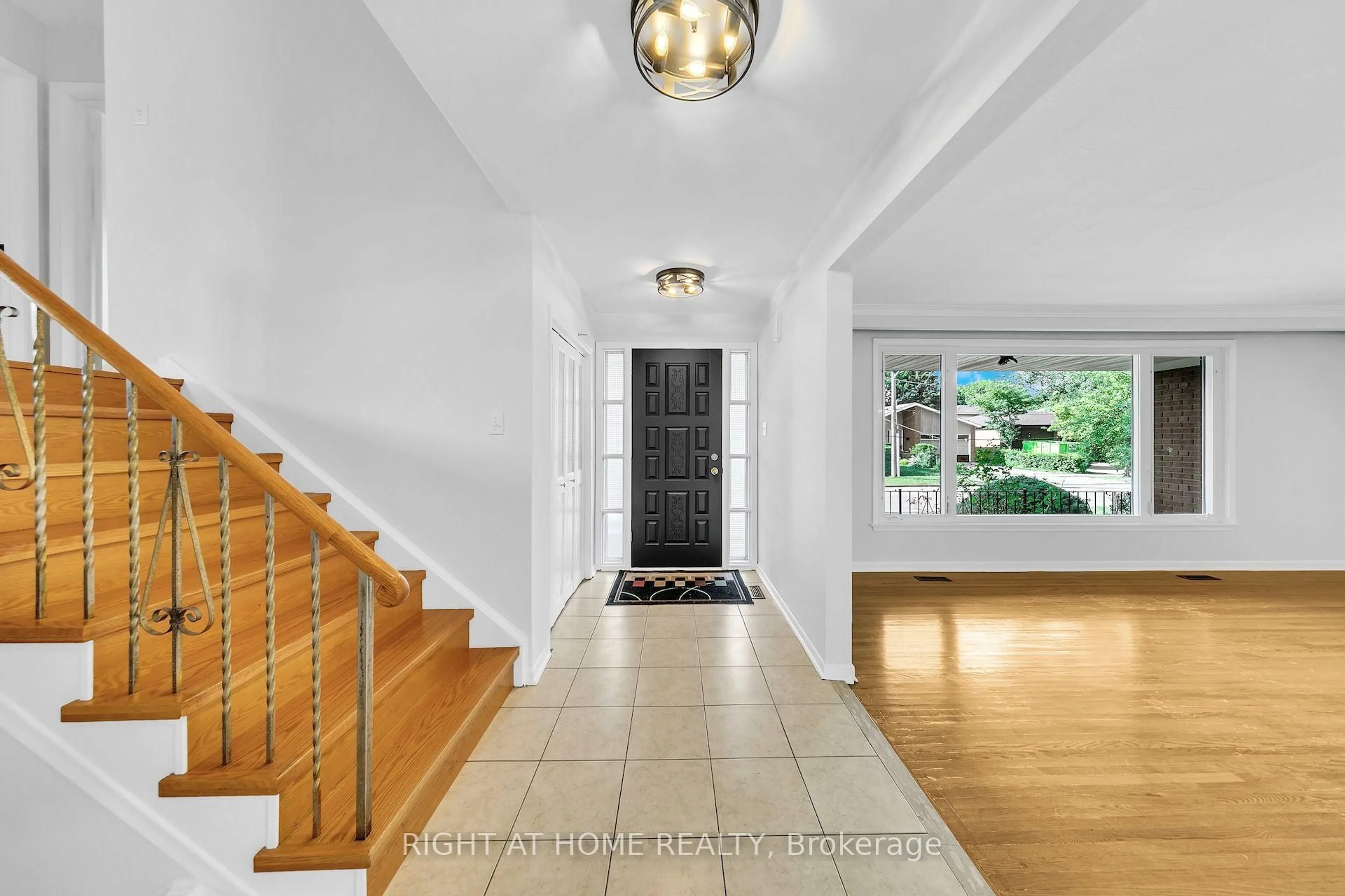 Indoor foyer for 88 Peckham Ave, Toronto Ontario M2R 2V5