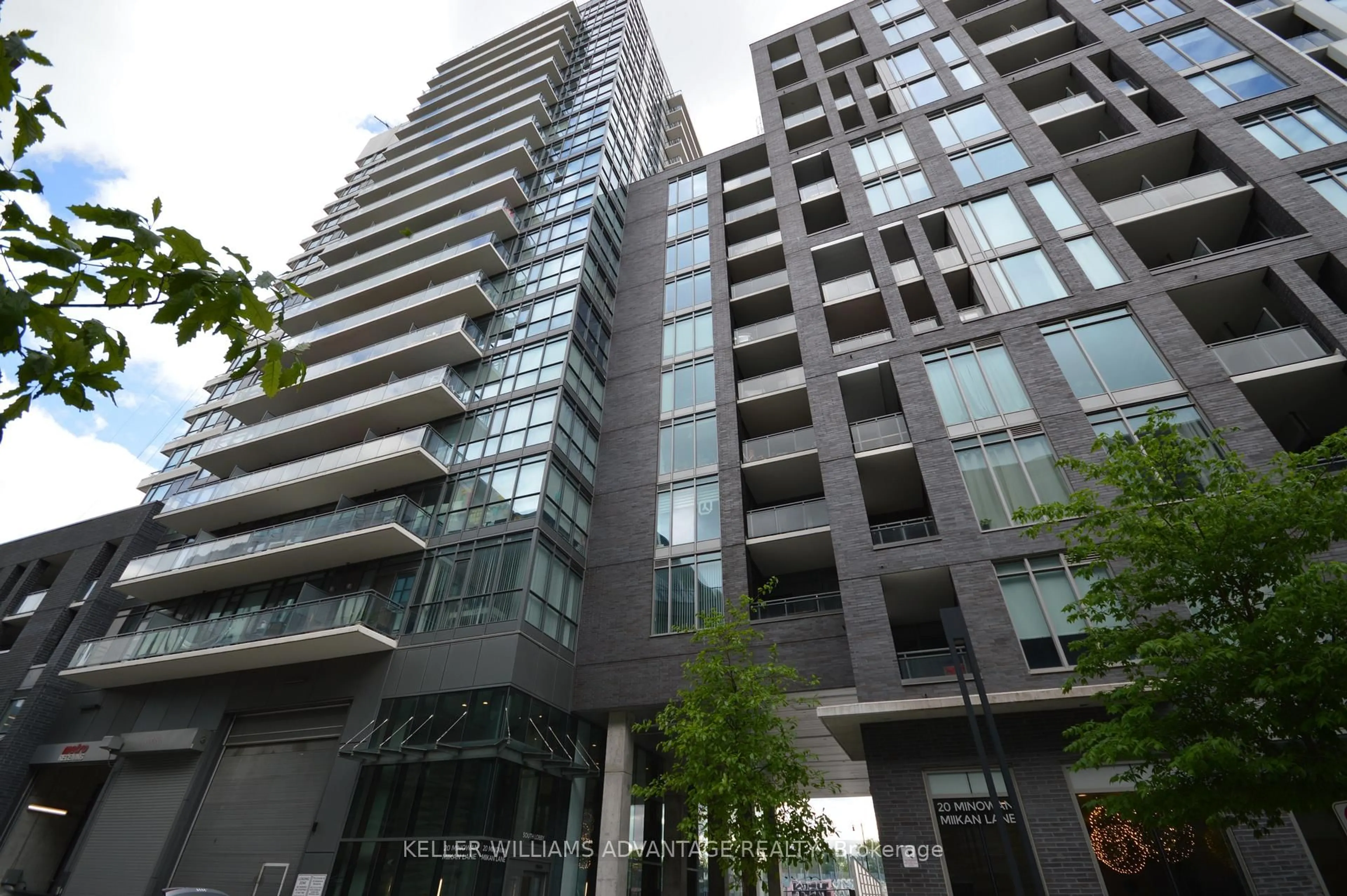Indoor foyer for 20 Minowan Miikan Lane #610, Toronto Ontario M6J 0E5