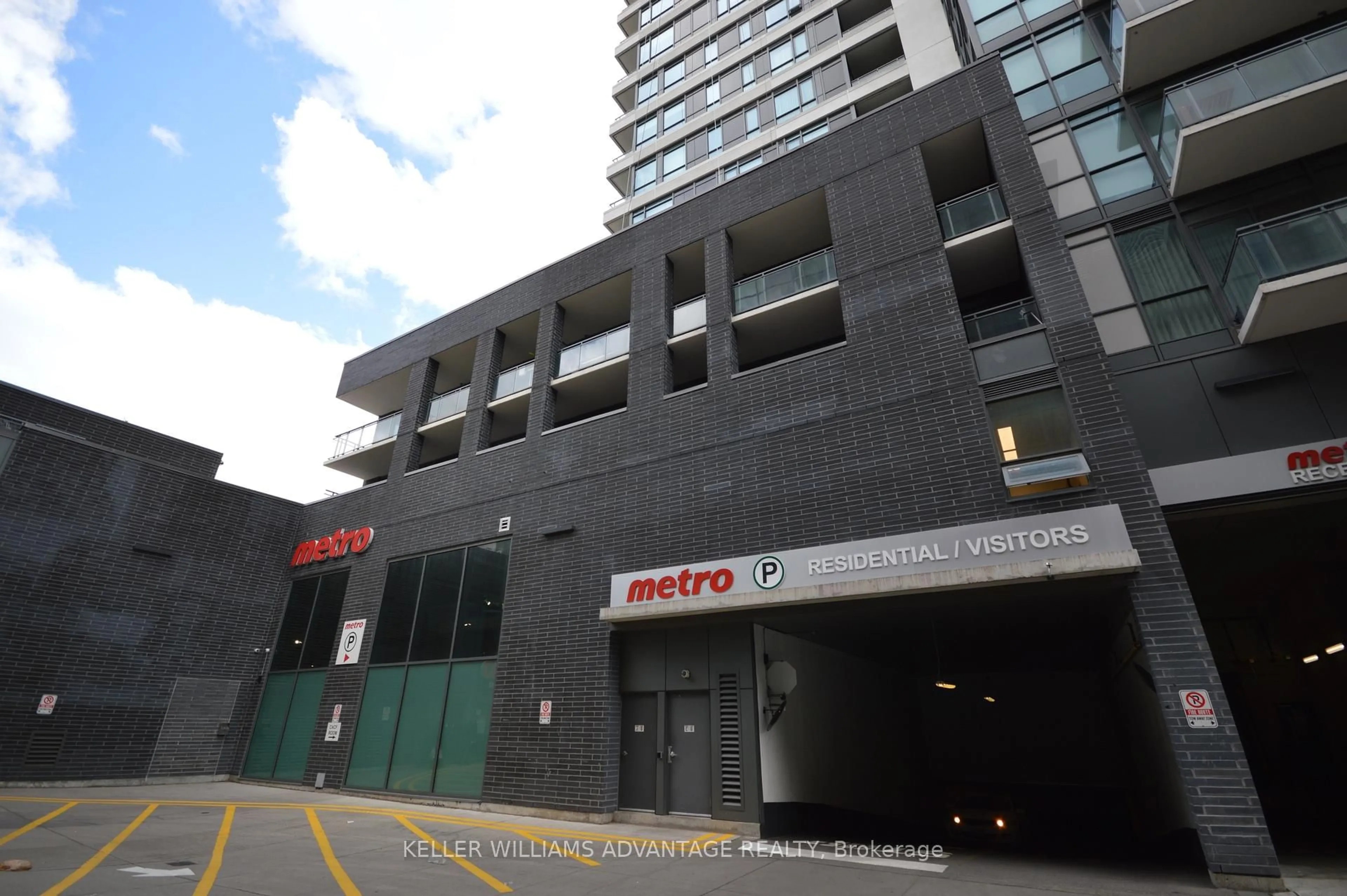 Indoor foyer for 20 Minowan Miikan Lane #610, Toronto Ontario M6J 0E5
