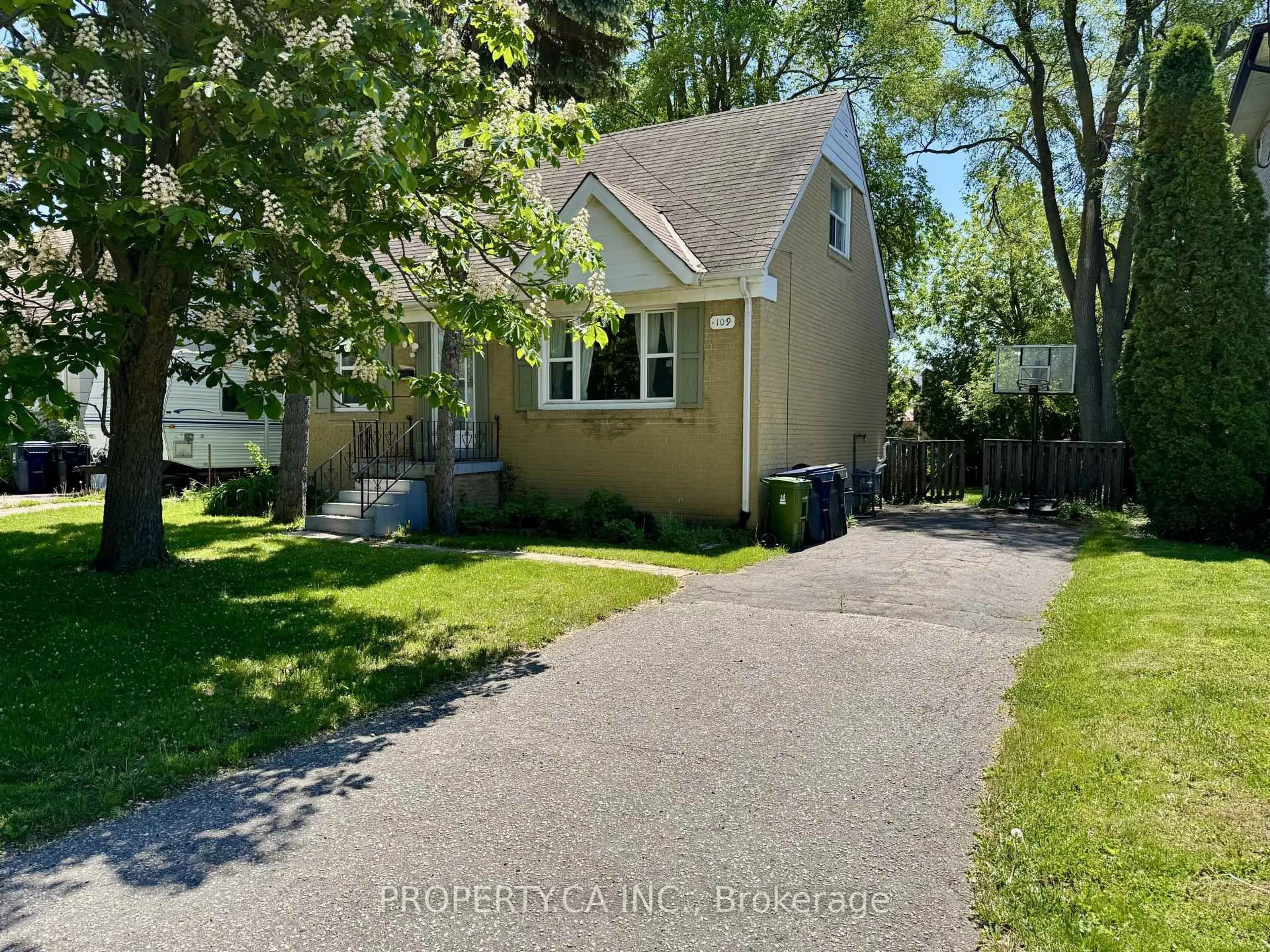 A pic from outside/outdoor area/front of a property/back of a property/a pic from drone, street for 109 Pleasant Ave, Toronto Ontario M2M 1M2