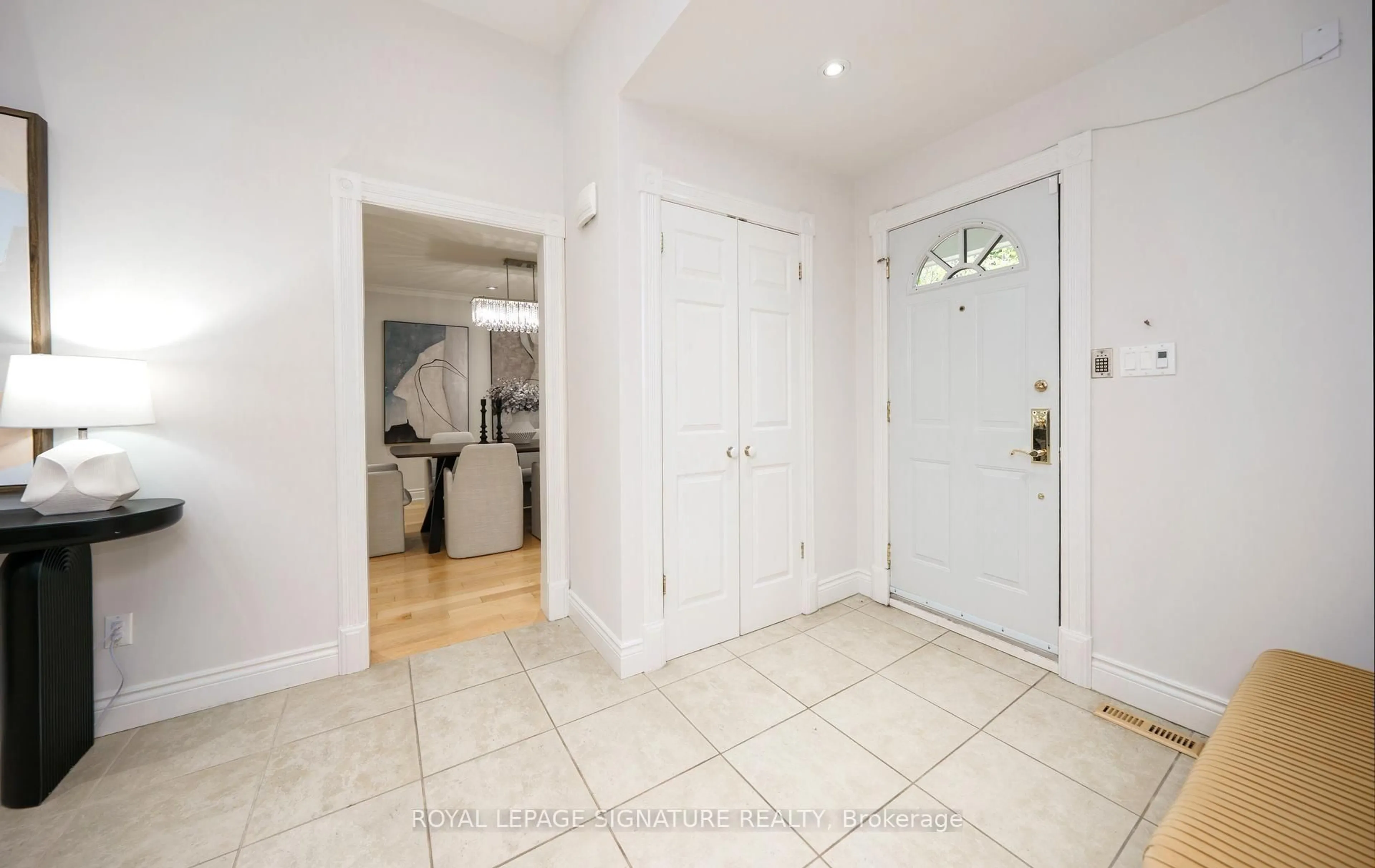 Indoor entryway for 46 Caravan Dr, Toronto Ontario M3B 1N3
