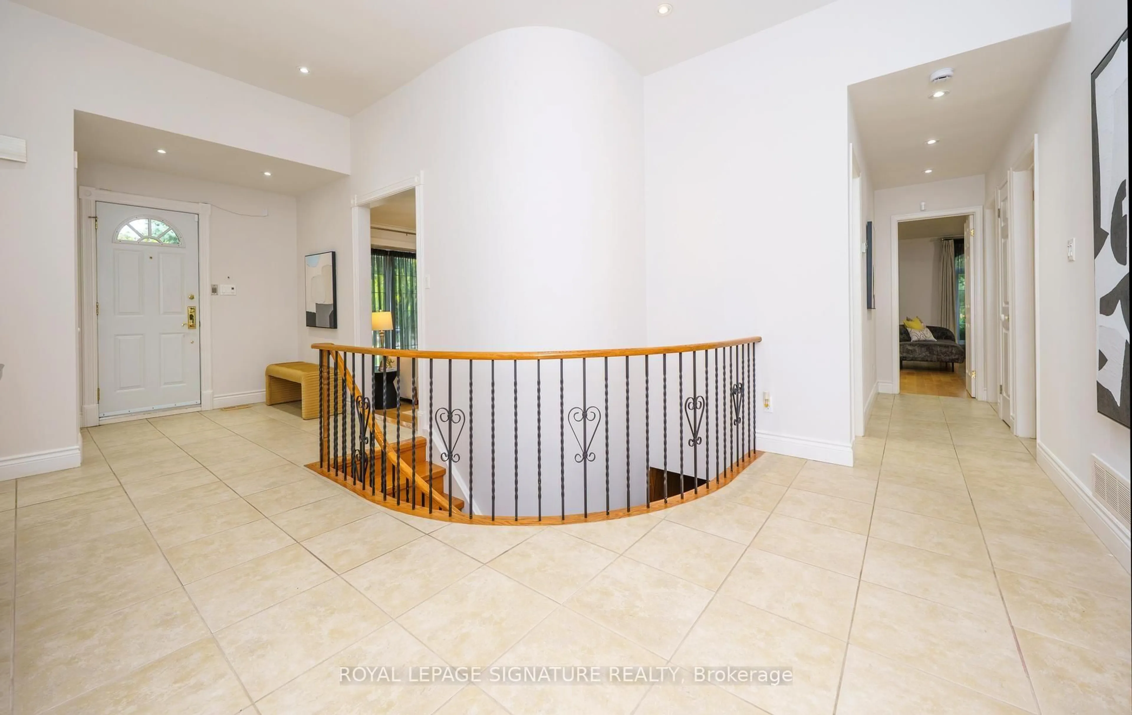Indoor foyer for 46 Caravan Dr, Toronto Ontario M3B 1N3