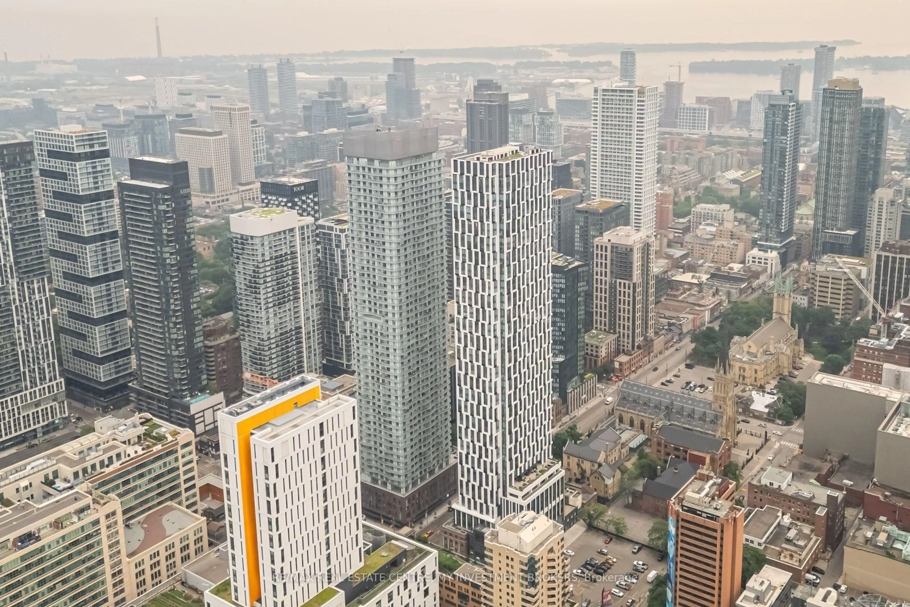 Blurry image for 252 Church St #1805, Toronto Ontario M5B 0E6