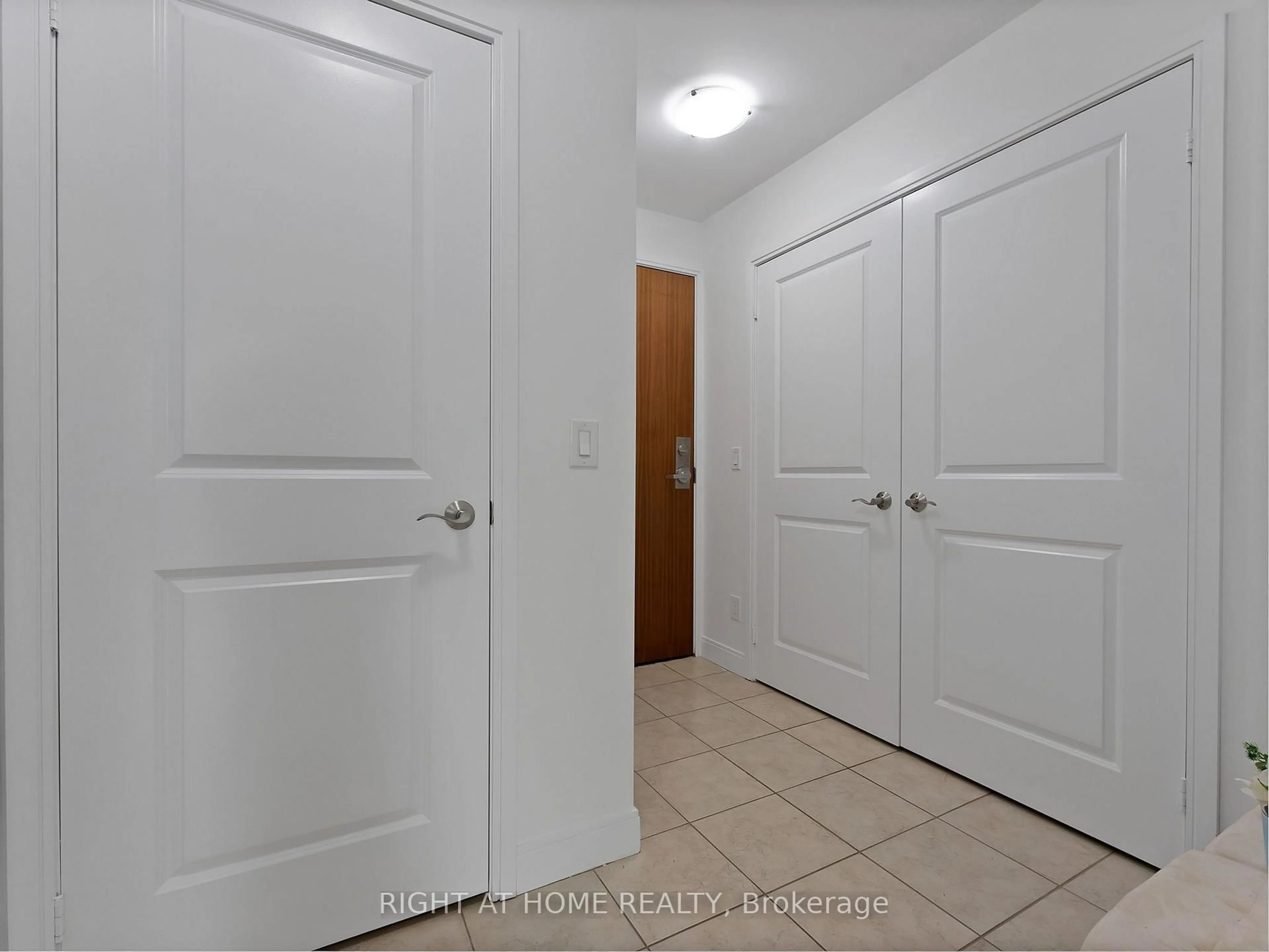 Indoor entryway for 88 Broadway Ave #812, Toronto Ontario M4P 0A5