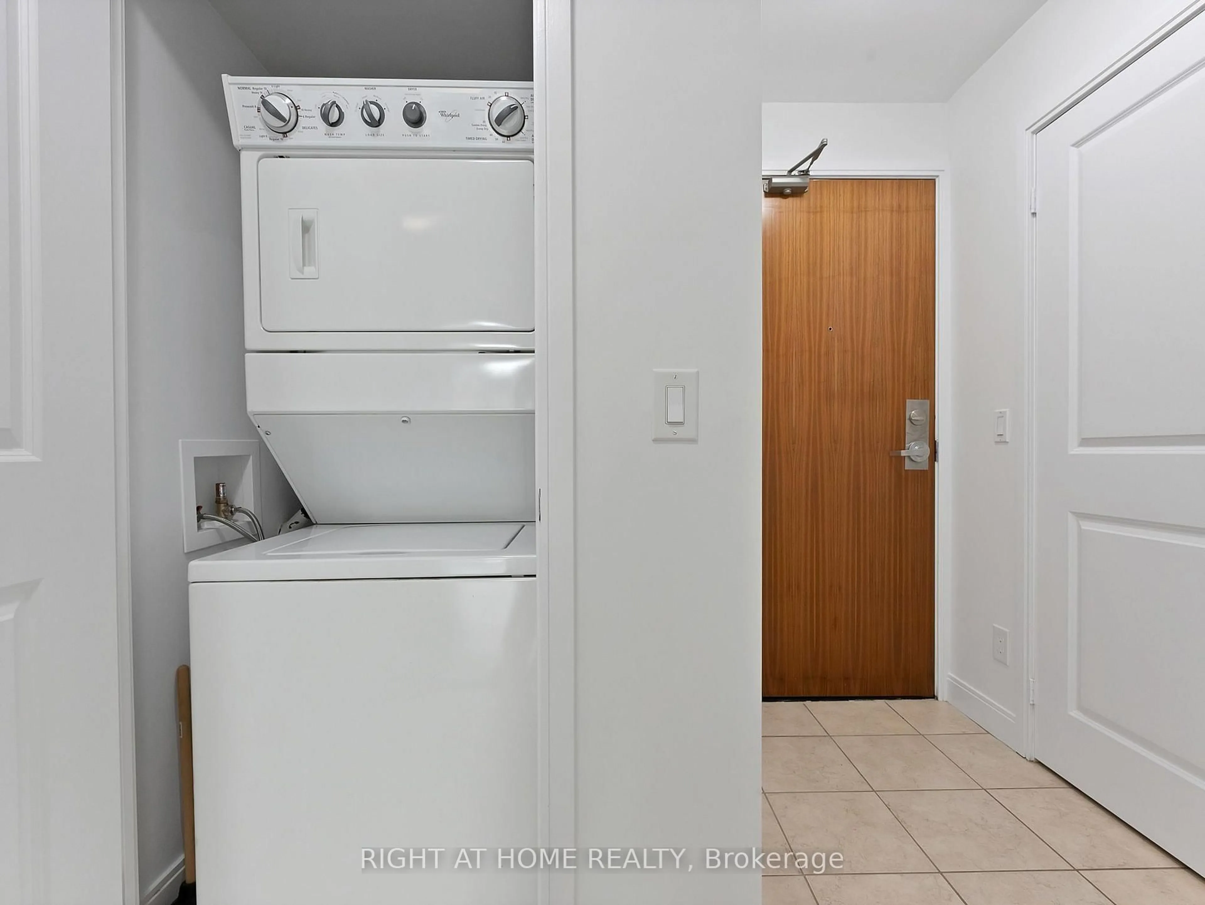 Laundry room for 88 Broadway Ave #812, Toronto Ontario M4P 0A5