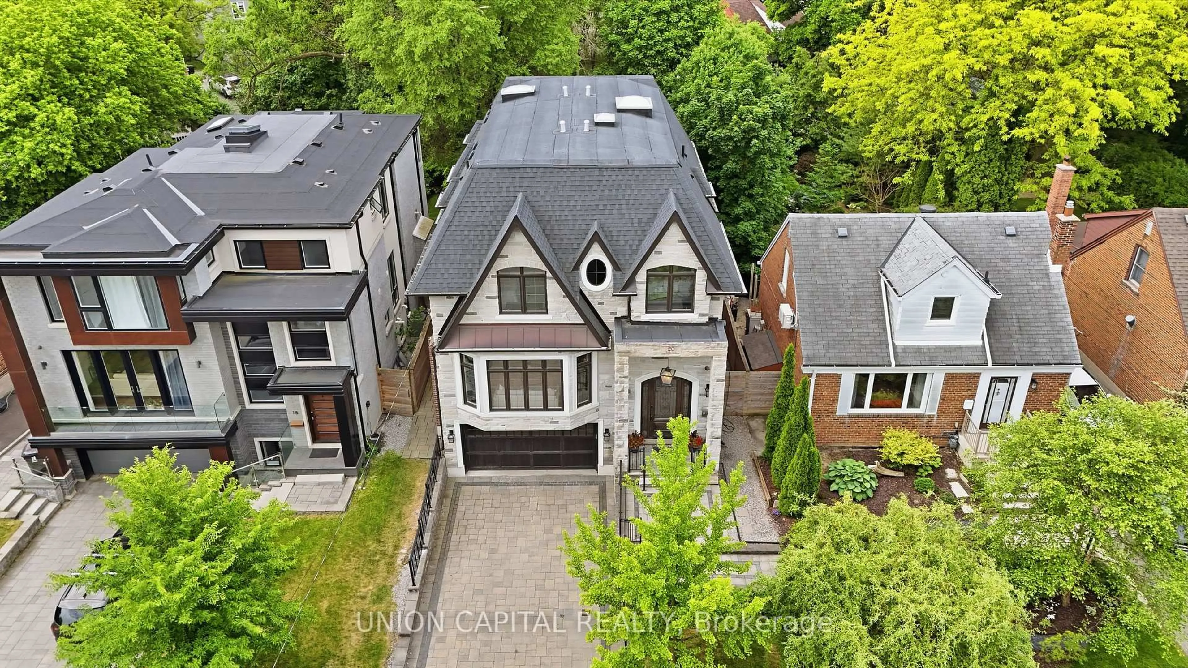 A pic from outside/outdoor area/front of a property/back of a property/a pic from drone, street for 20 Walker Rd, Toronto Ontario M2N 2K3