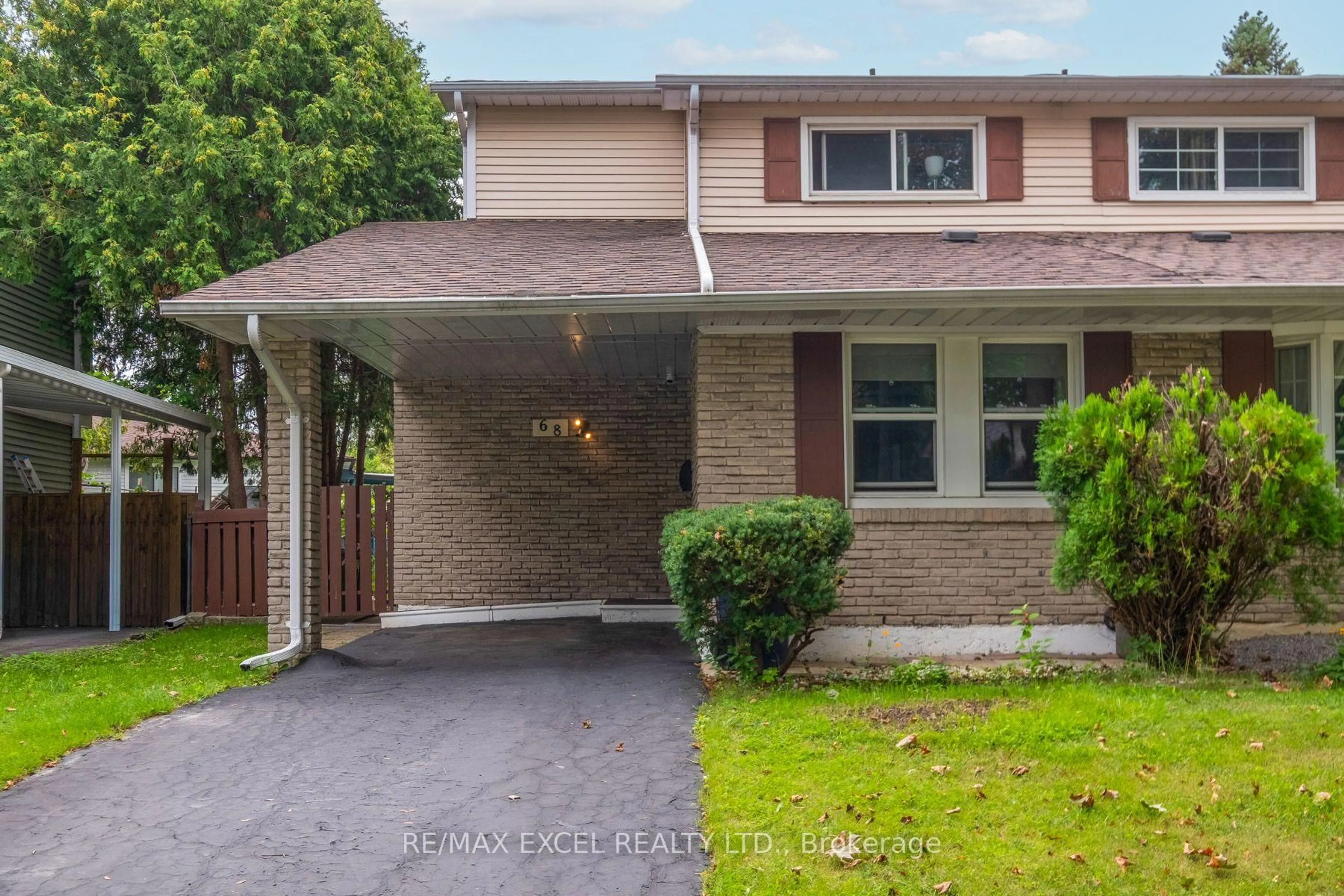 Home with vinyl exterior material, street for 68 Applegate Cres, Toronto Ontario M2H 2R4