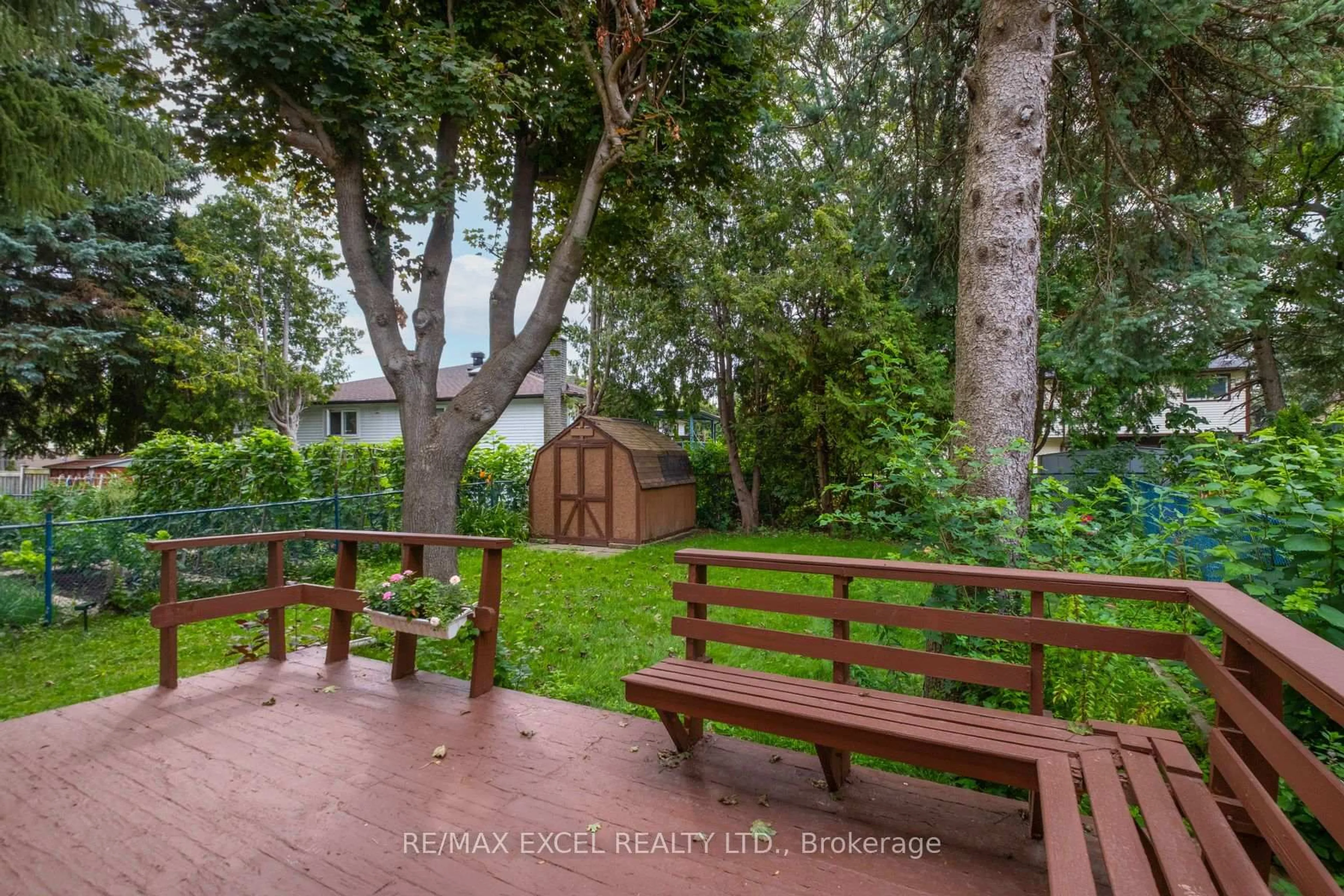 Patio, forest/trees view for 68 Applegate Cres, Toronto Ontario M2H 2R4
