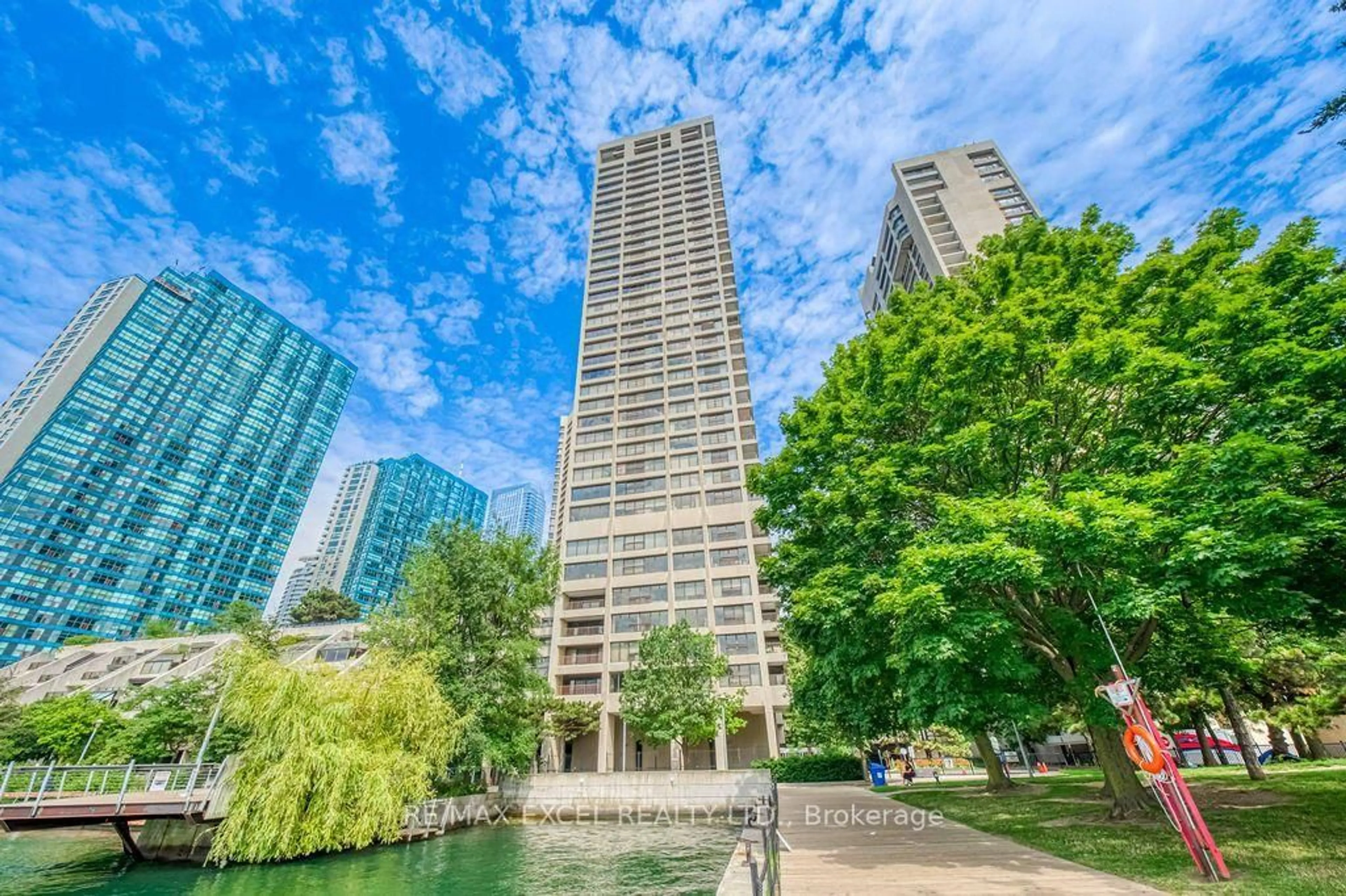 Patio, water/lake/river/ocean view for 65 Harbour Sq #3403, Toronto Ontario M5J 2L4