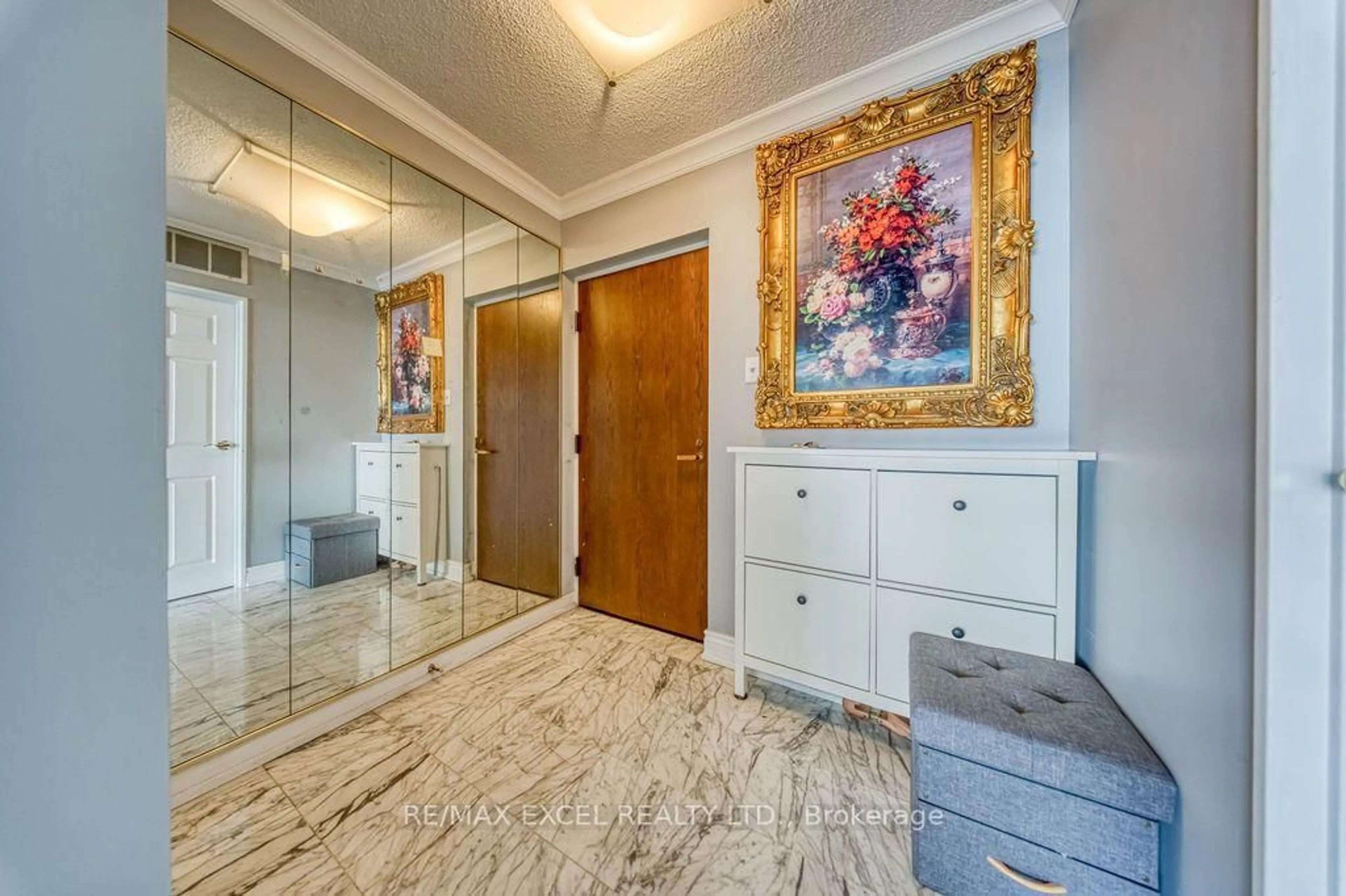 Indoor foyer for 65 Harbour Sq #3403, Toronto Ontario M5J 2L4