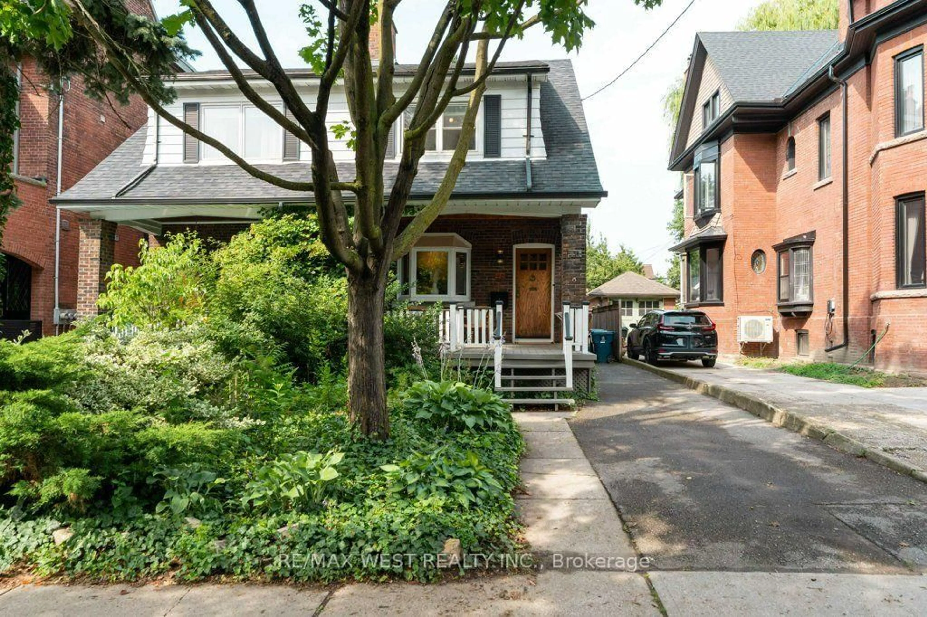 Patio, street for 40 Delaware Ave, Toronto Ontario M6H 2S7