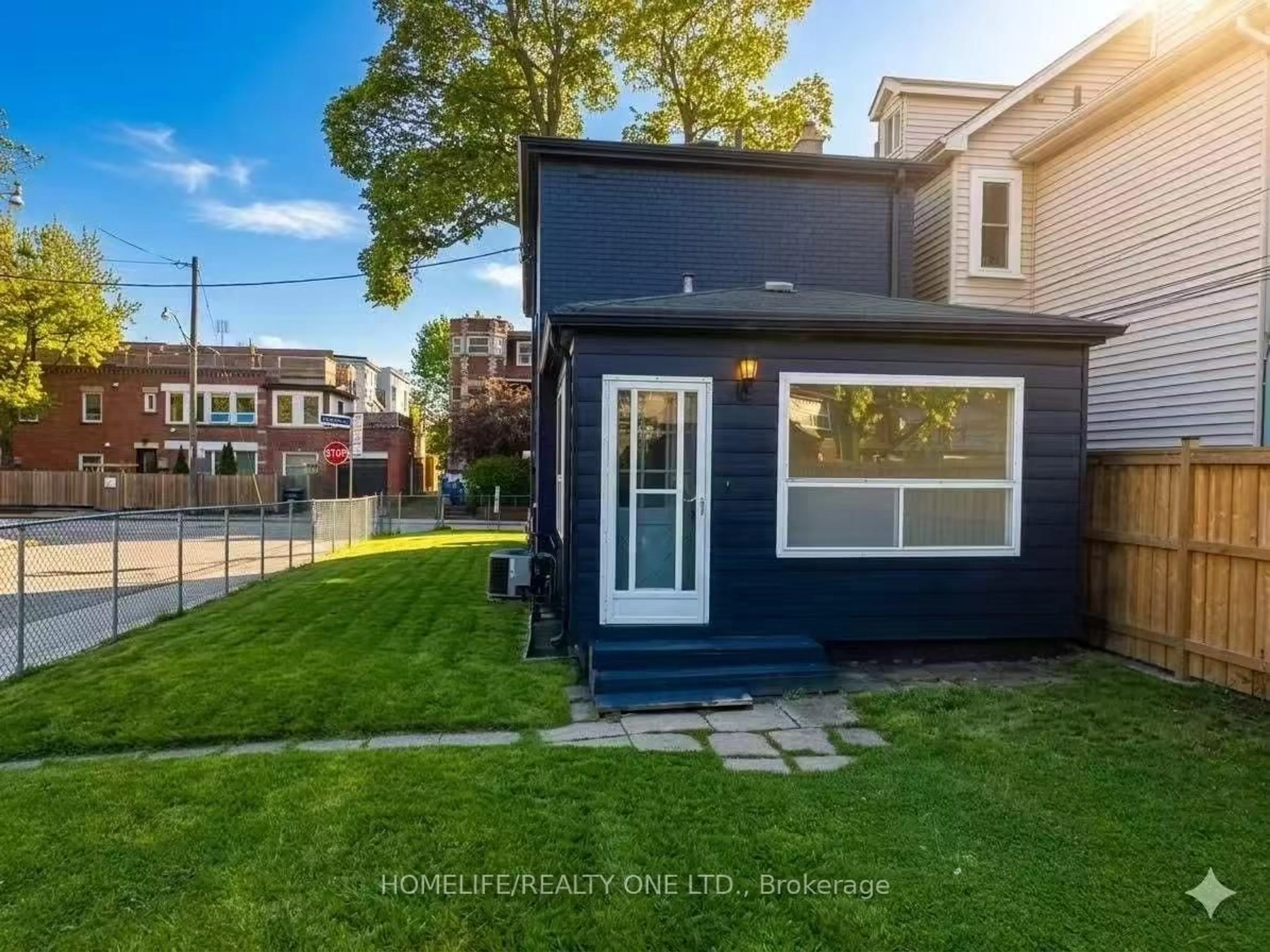 Unknown for 104 Benson Ave, Toronto Ontario M6G 2J1