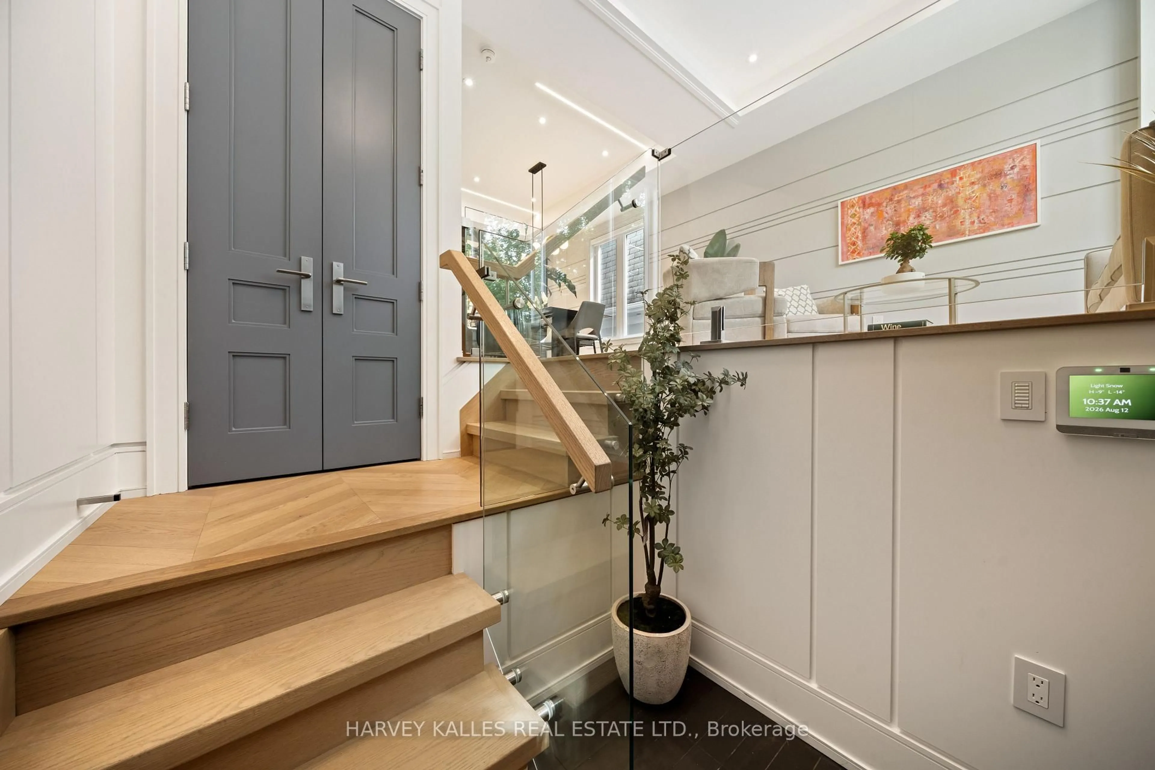 Indoor entryway for 84 Florence Ave, Toronto Ontario M2N 1G3
