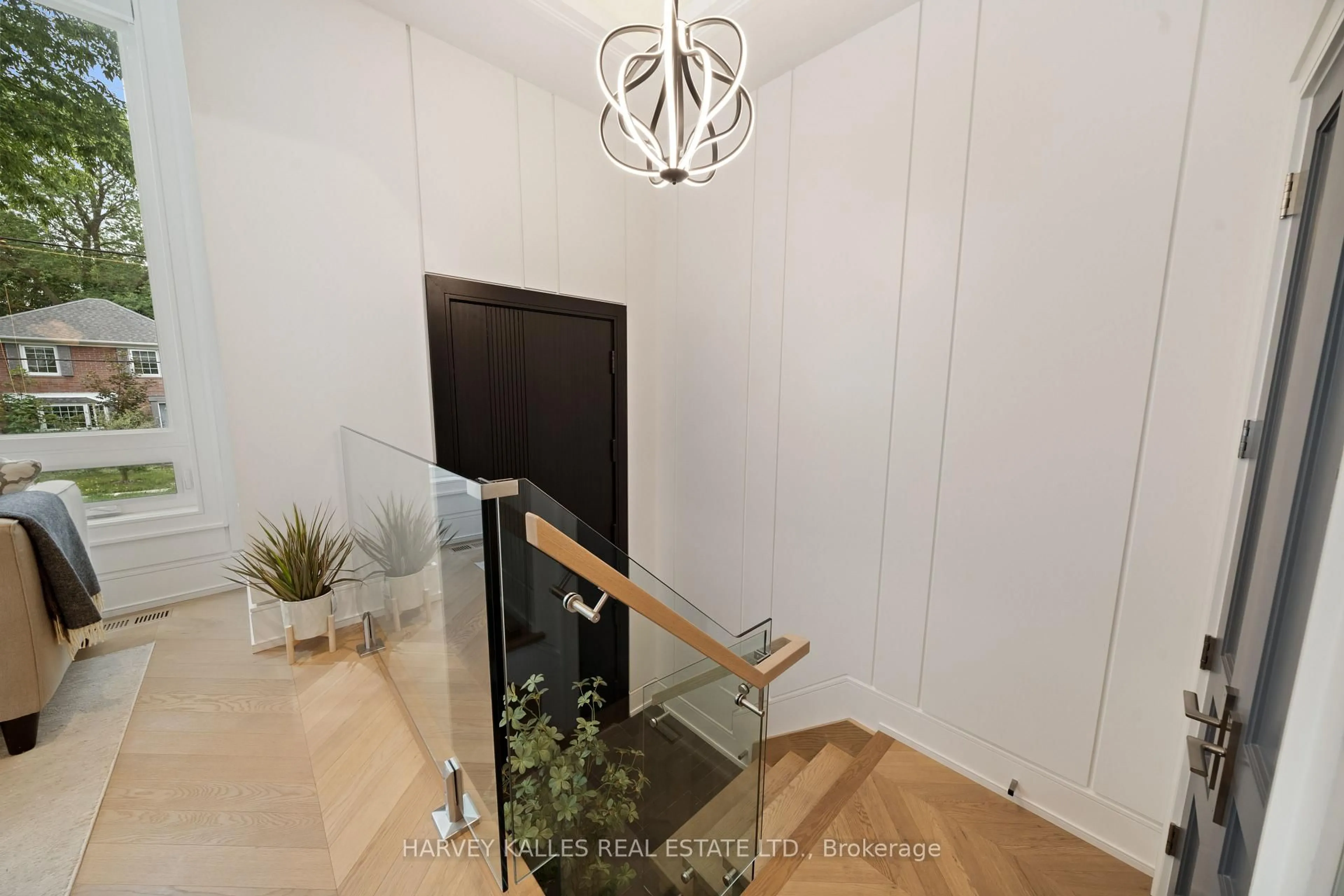 Indoor foyer for 84 Florence Ave, Toronto Ontario M2N 1G3