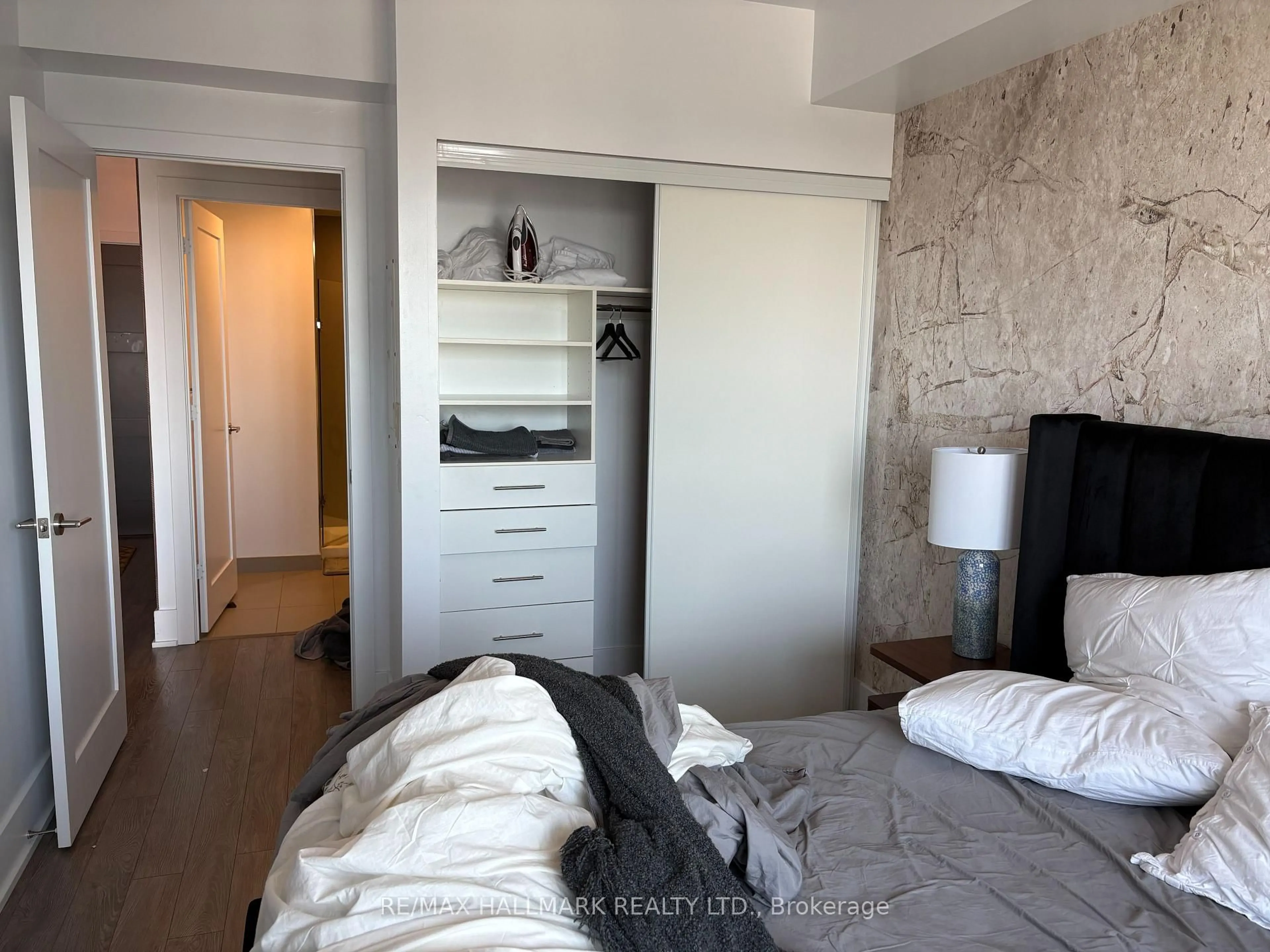 A pic of a room for 300 Front St #3513, Toronto Ontario M5V 0E9