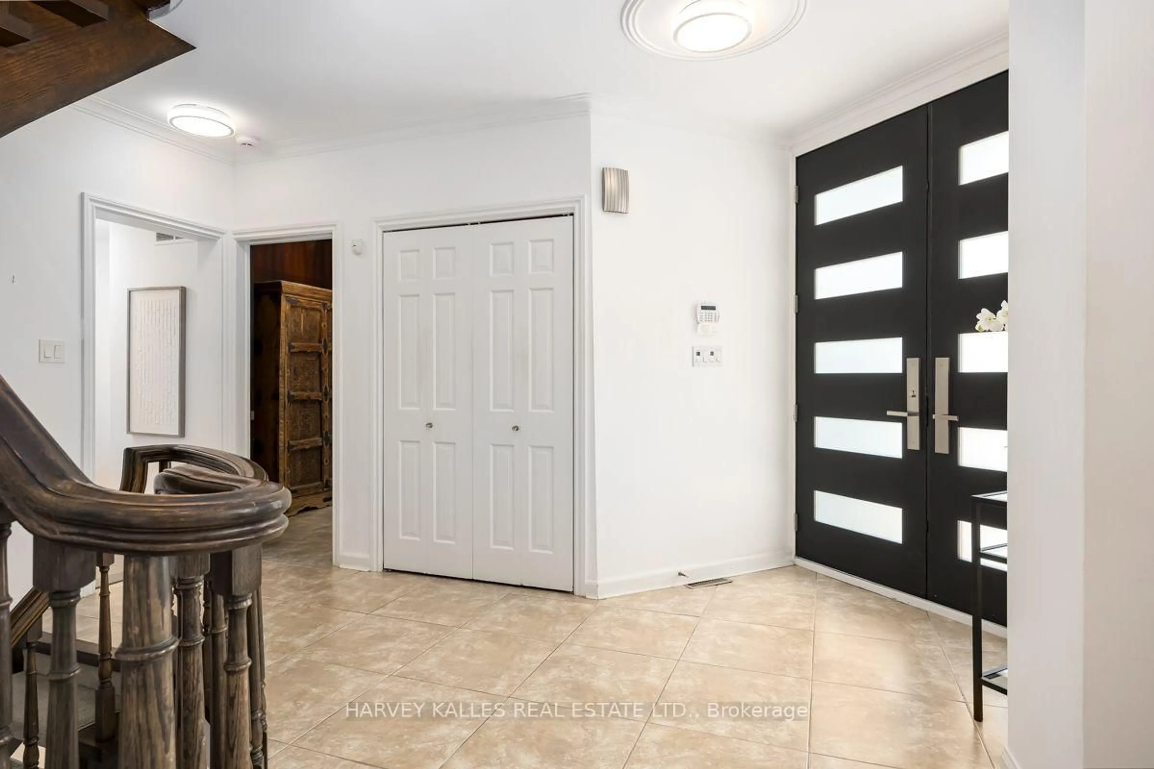 Indoor foyer for 92 Prue Ave, Toronto Ontario M6B 1R5
