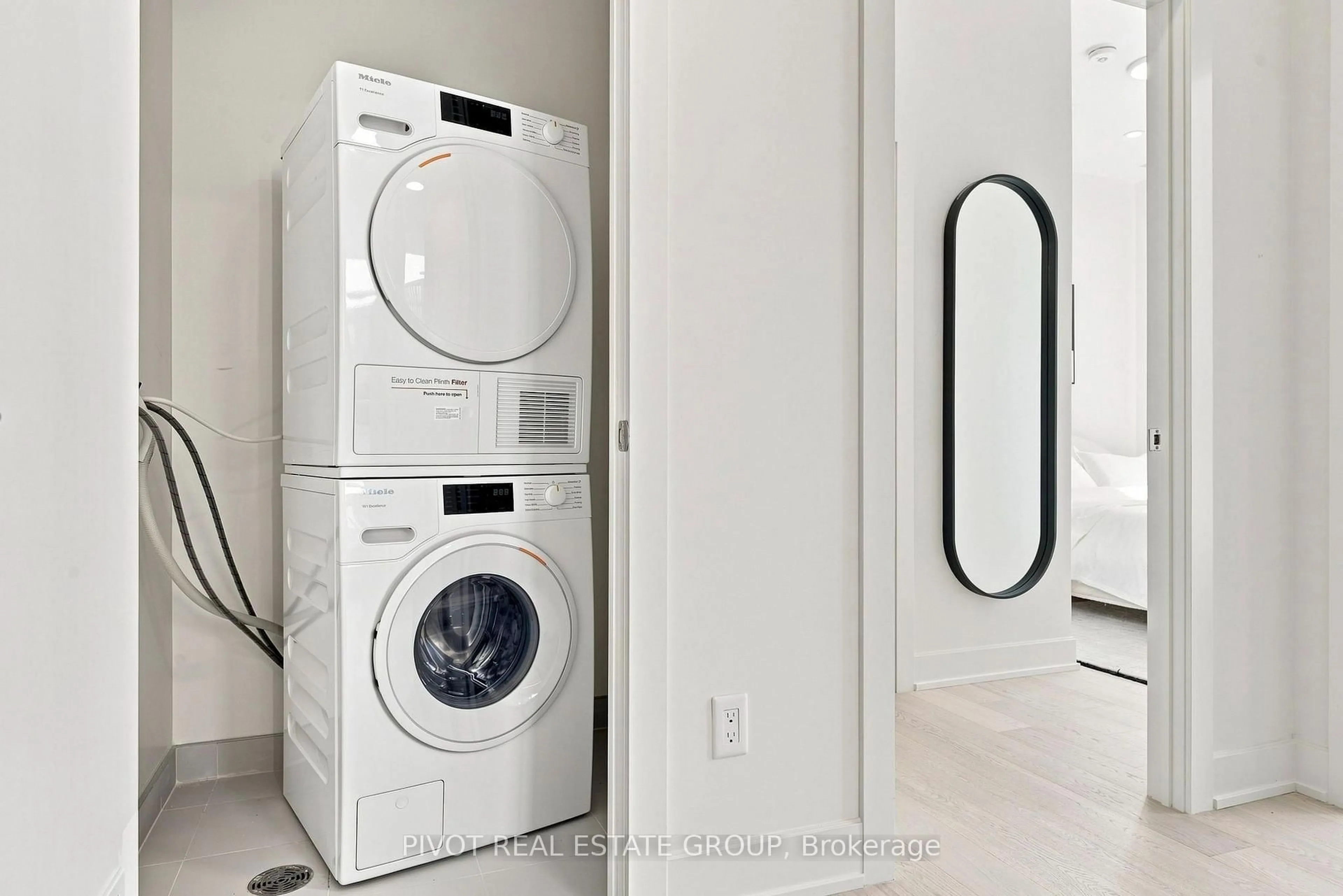 Laundry room for 15 Mercer St #4502, Toronto Ontario M5V 0T8