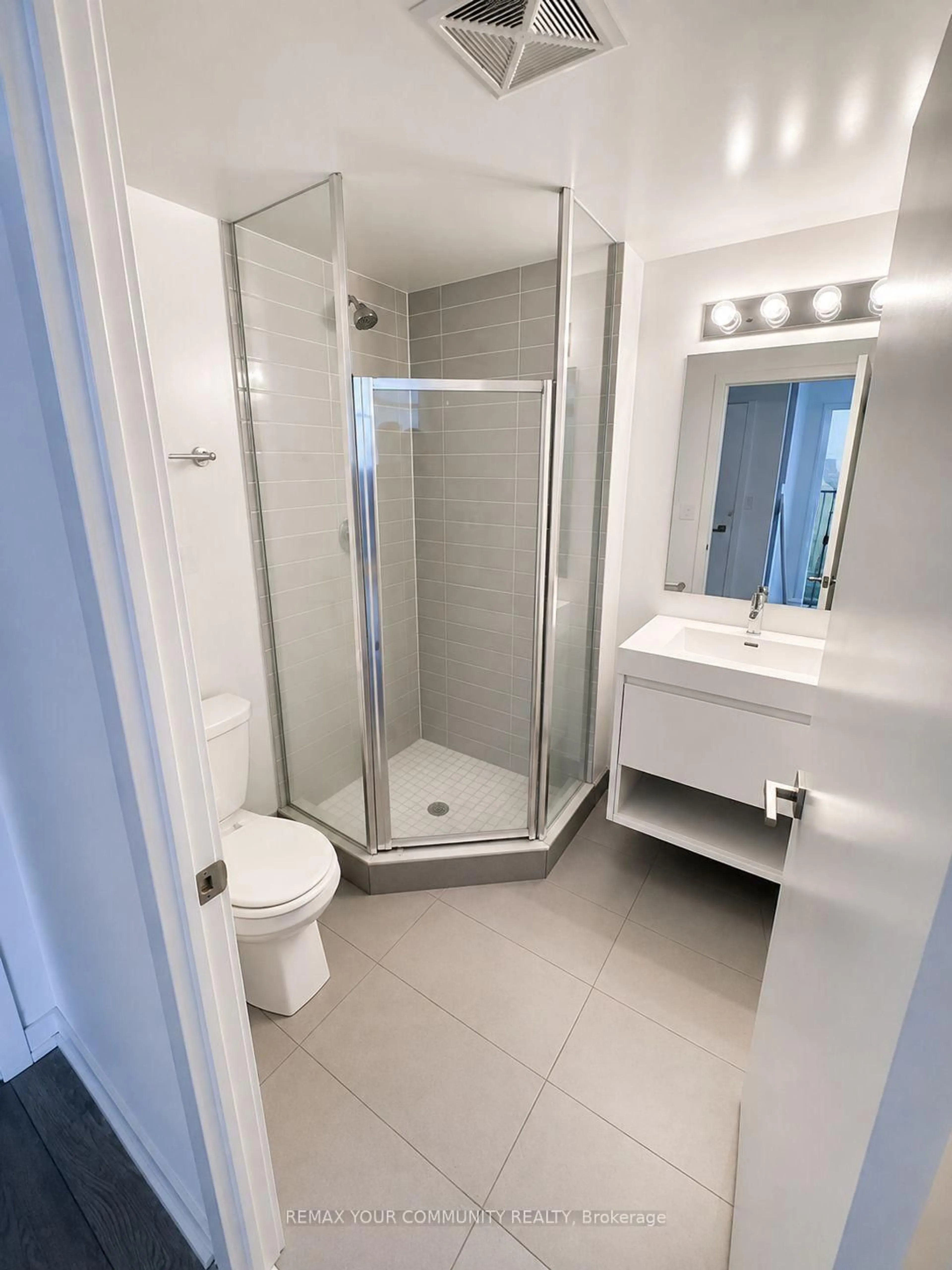 Standard bathroom, ceramic/tile floor for 159 Wellesley St #404, Toronto Ontario M4Y 0H5
