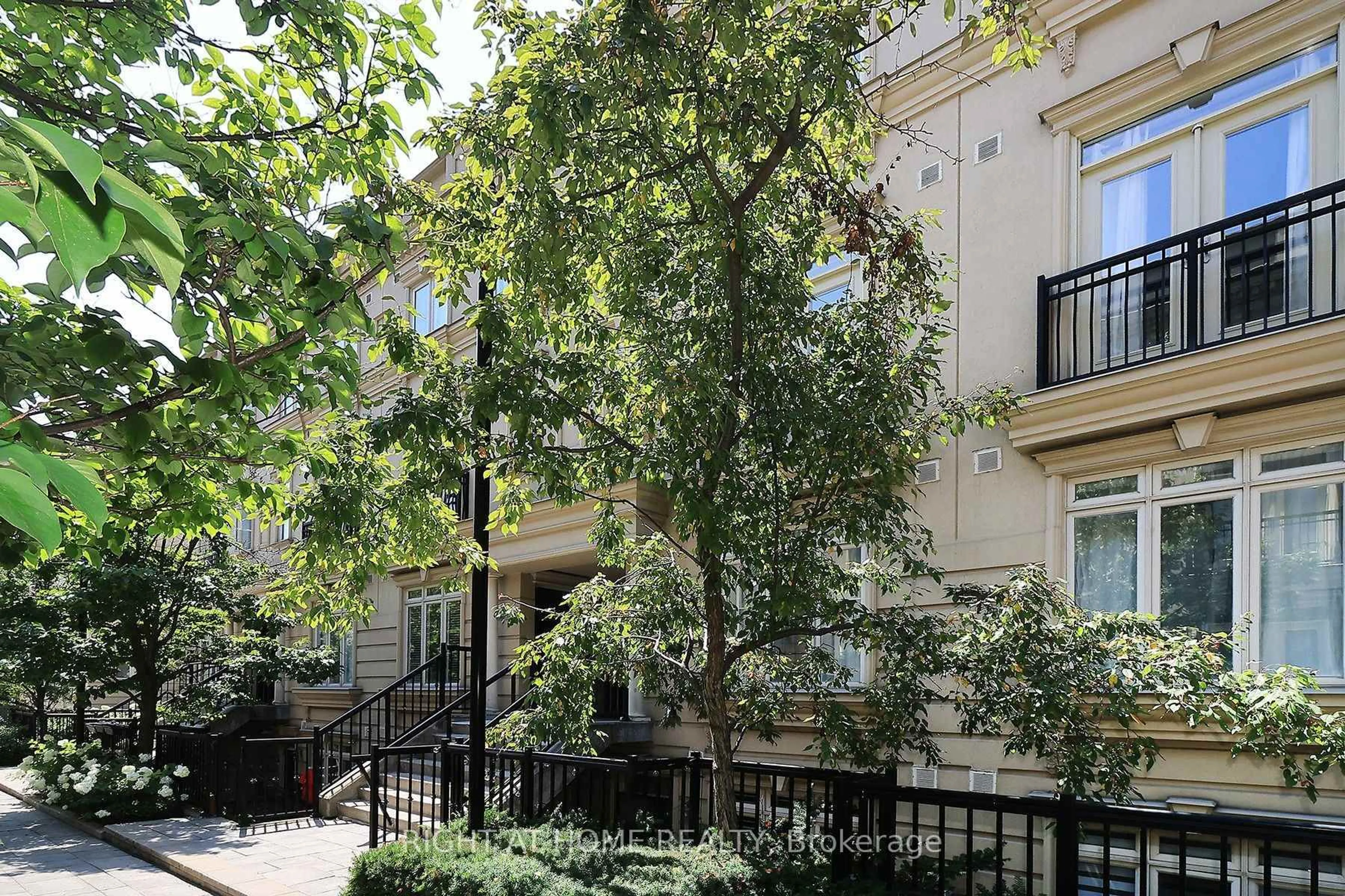 Patio, street for 88 Carr St #19, Toronto Ontario M5T 1B7