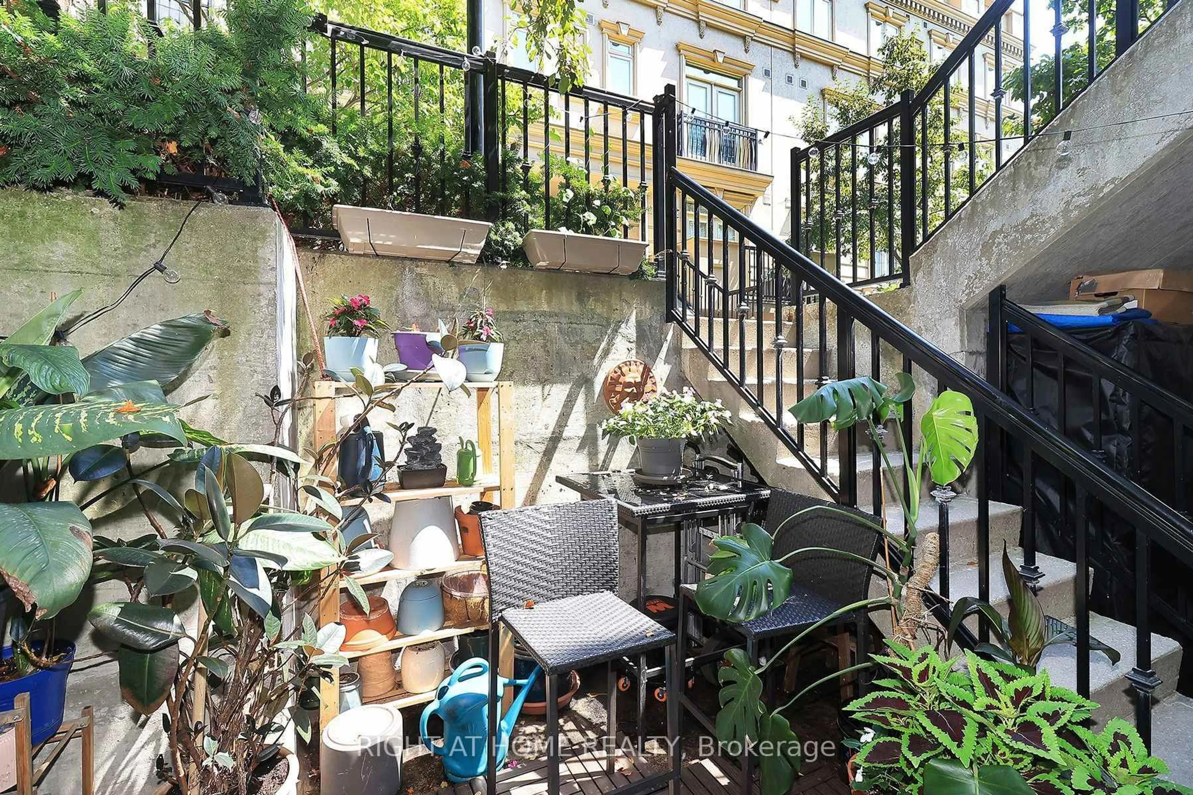 Patio, street for 88 Carr St #19, Toronto Ontario M5T 1B7