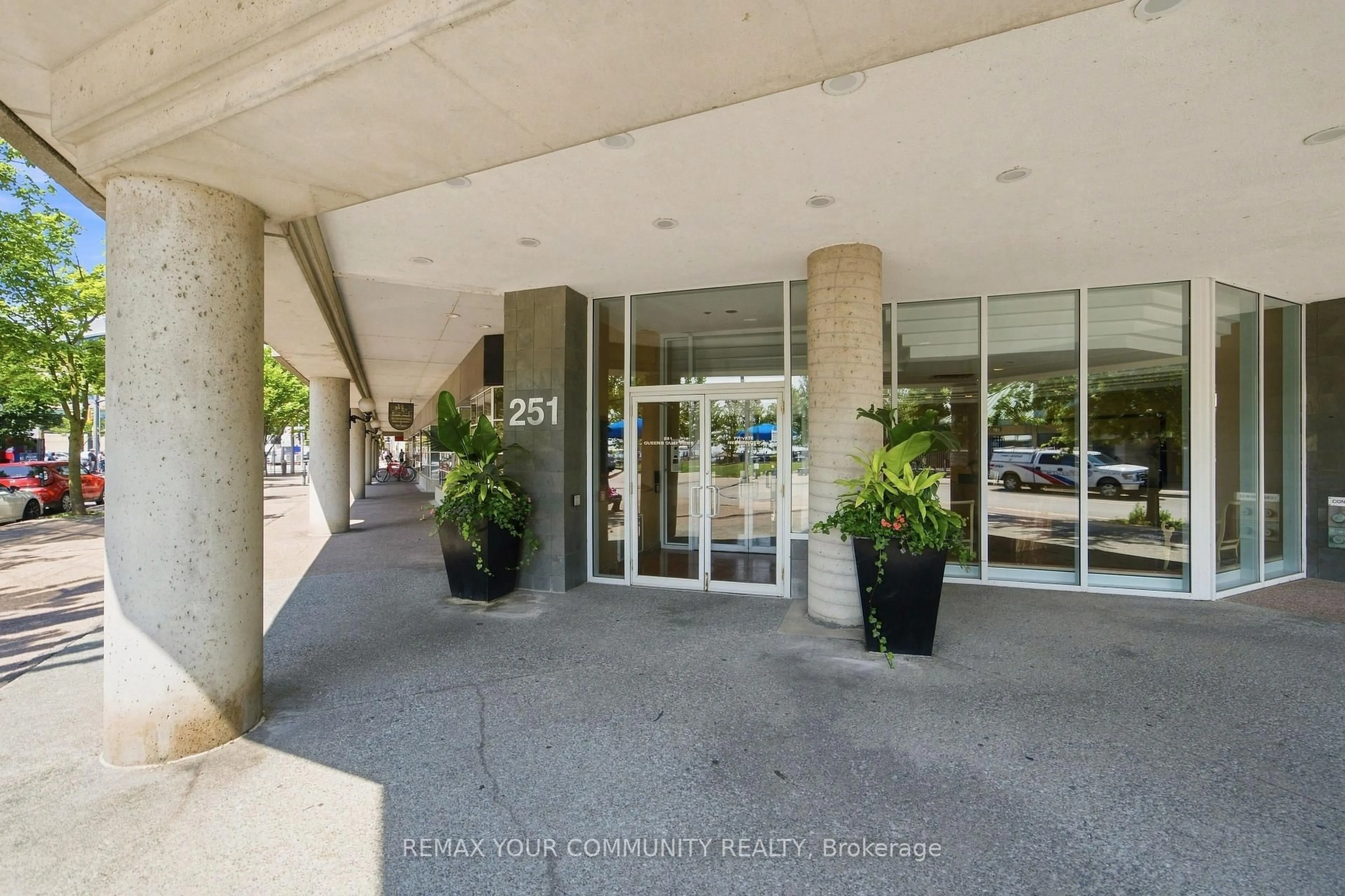 Indoor foyer for 251 Queens Quay #705, Toronto Ontario M5J 2N6