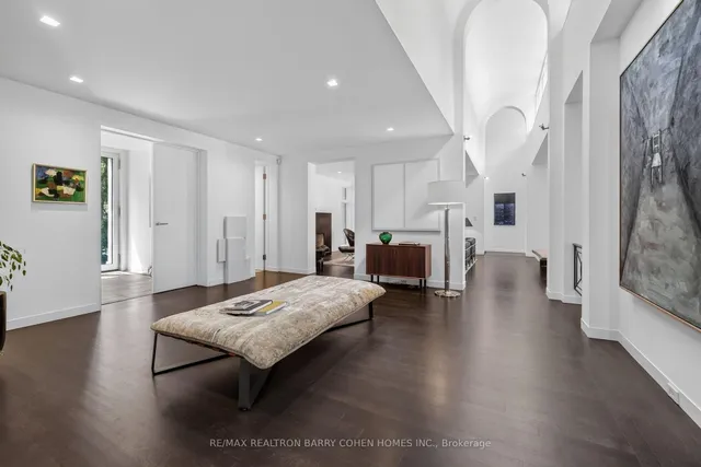 12 Tudor Gate, Toronto 4