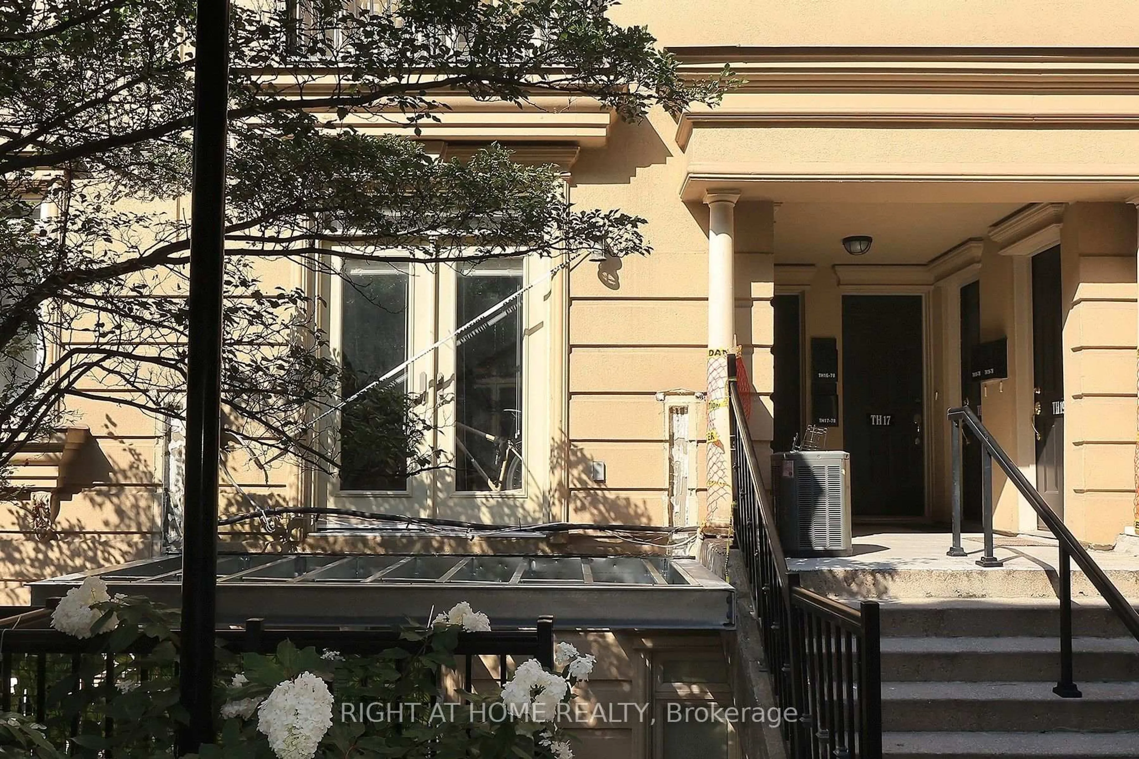 Unknown for 78 Carr St #TH12, Toronto Ontario M5T 1B7