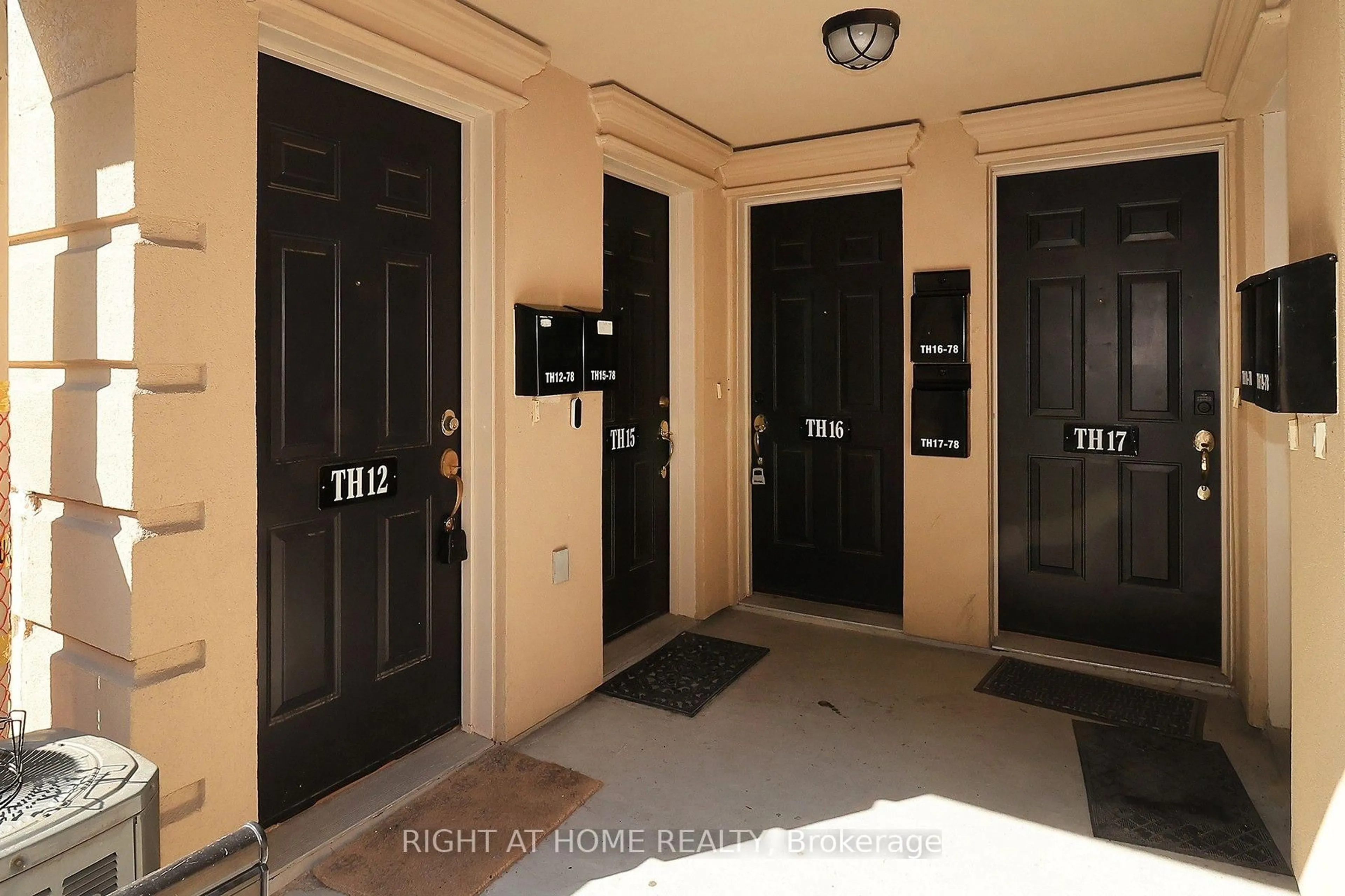 Unknown for 78 Carr St #TH12, Toronto Ontario M5T 1B7