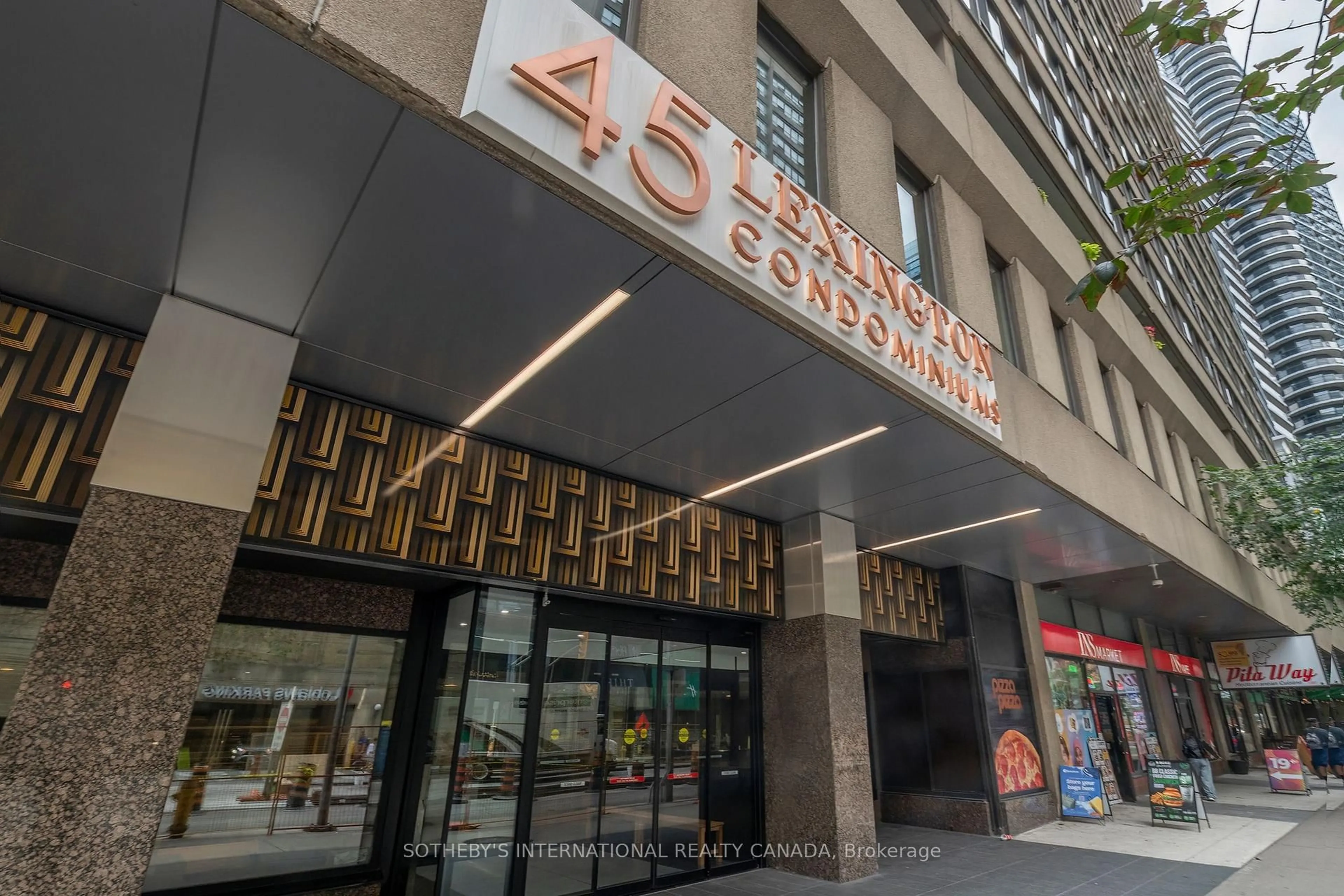 Indoor foyer for 45 Carlton St #1707, Toronto Ontario M5B 2H9