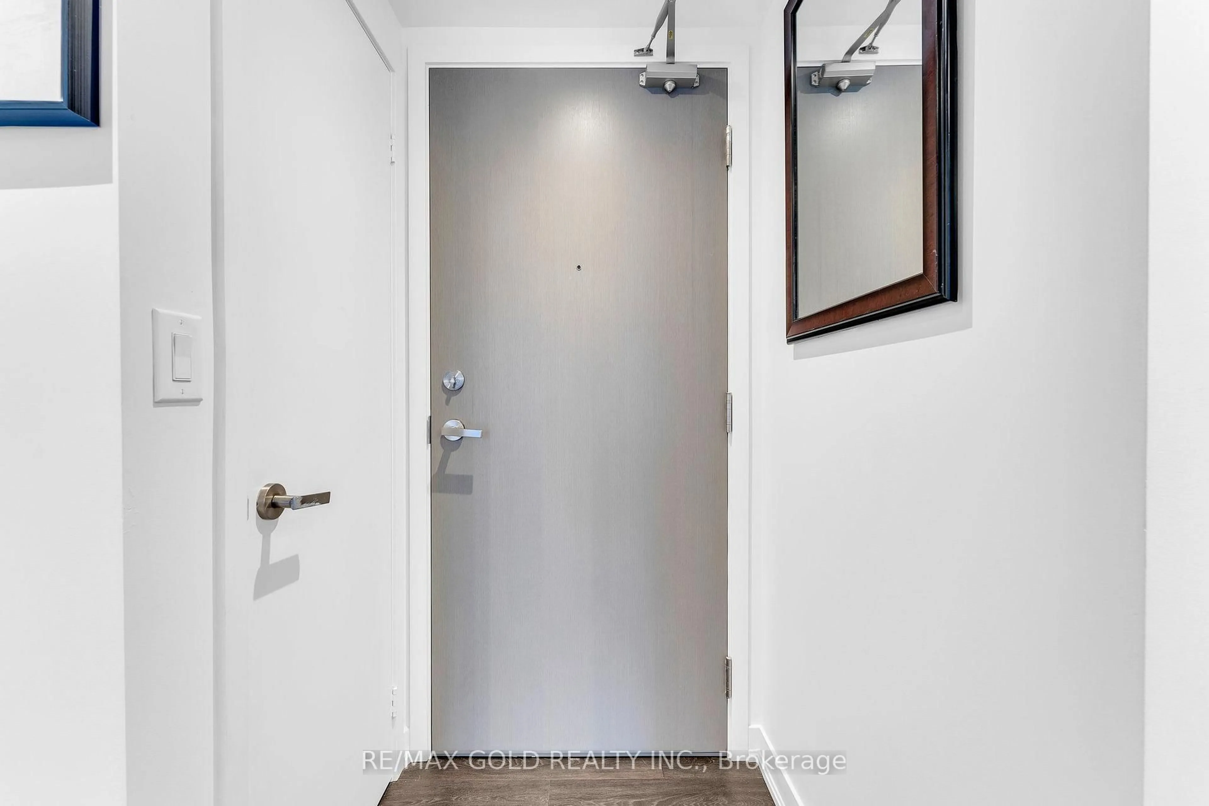 Indoor entryway for 100 Harbour St #1202, Toronto Ontario M5J 0B5