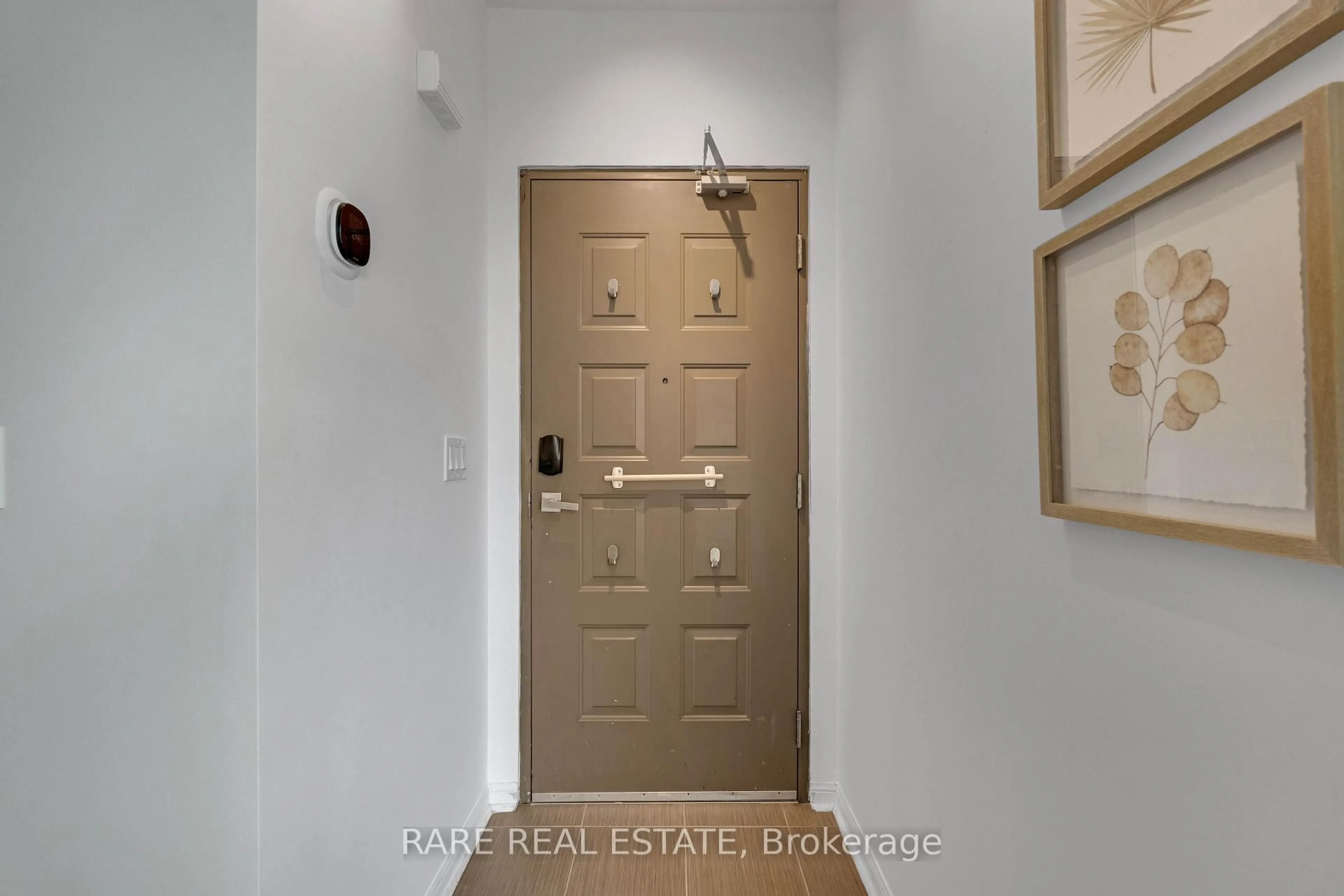 Indoor entryway for 639 Lawrence Ave #208, Toronto Ontario M6A 1A9