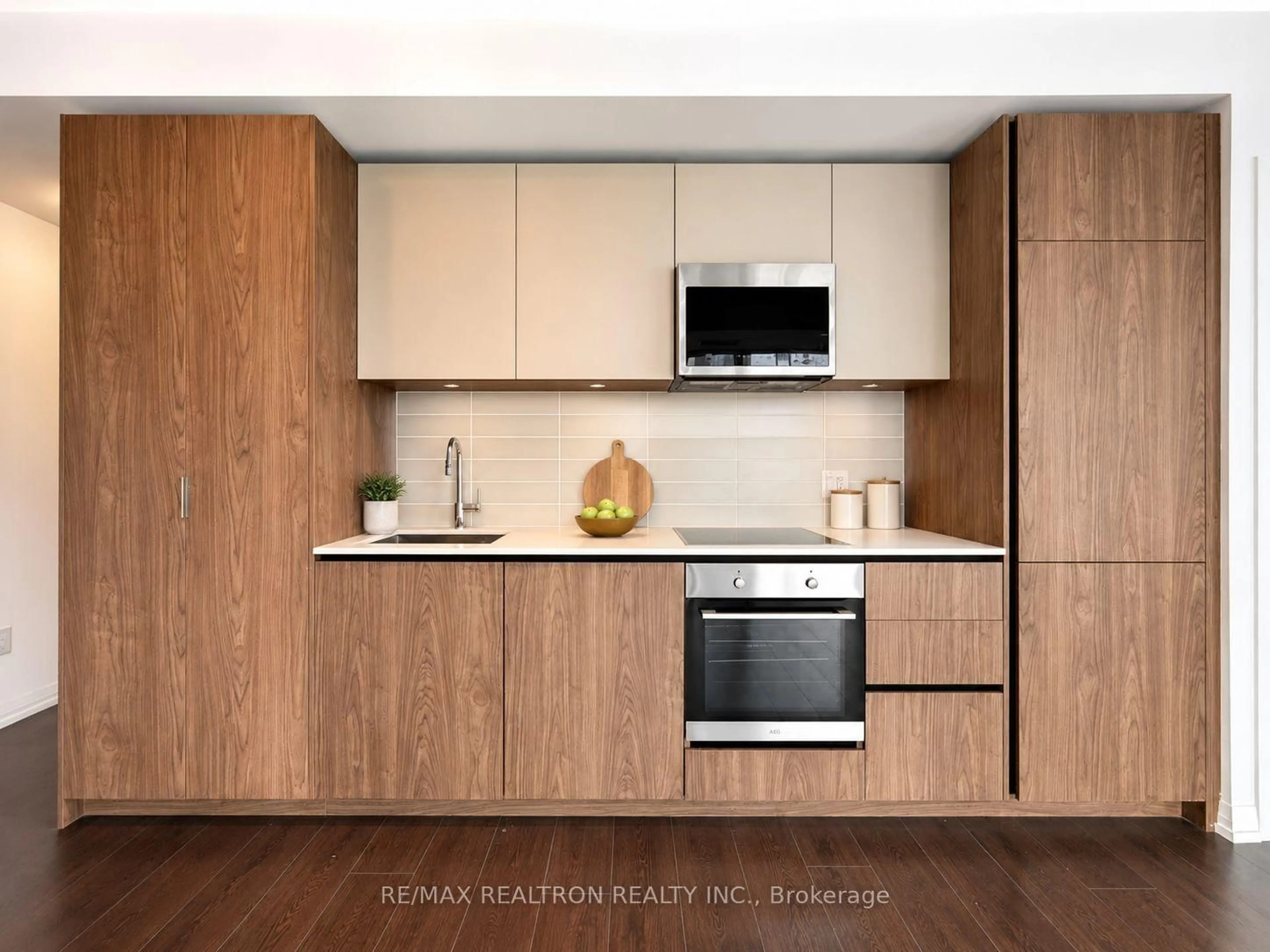 Standard kitchen, wood/laminate floor for 8 Widmer St #4303, Toronto Ontario M5V 0W6