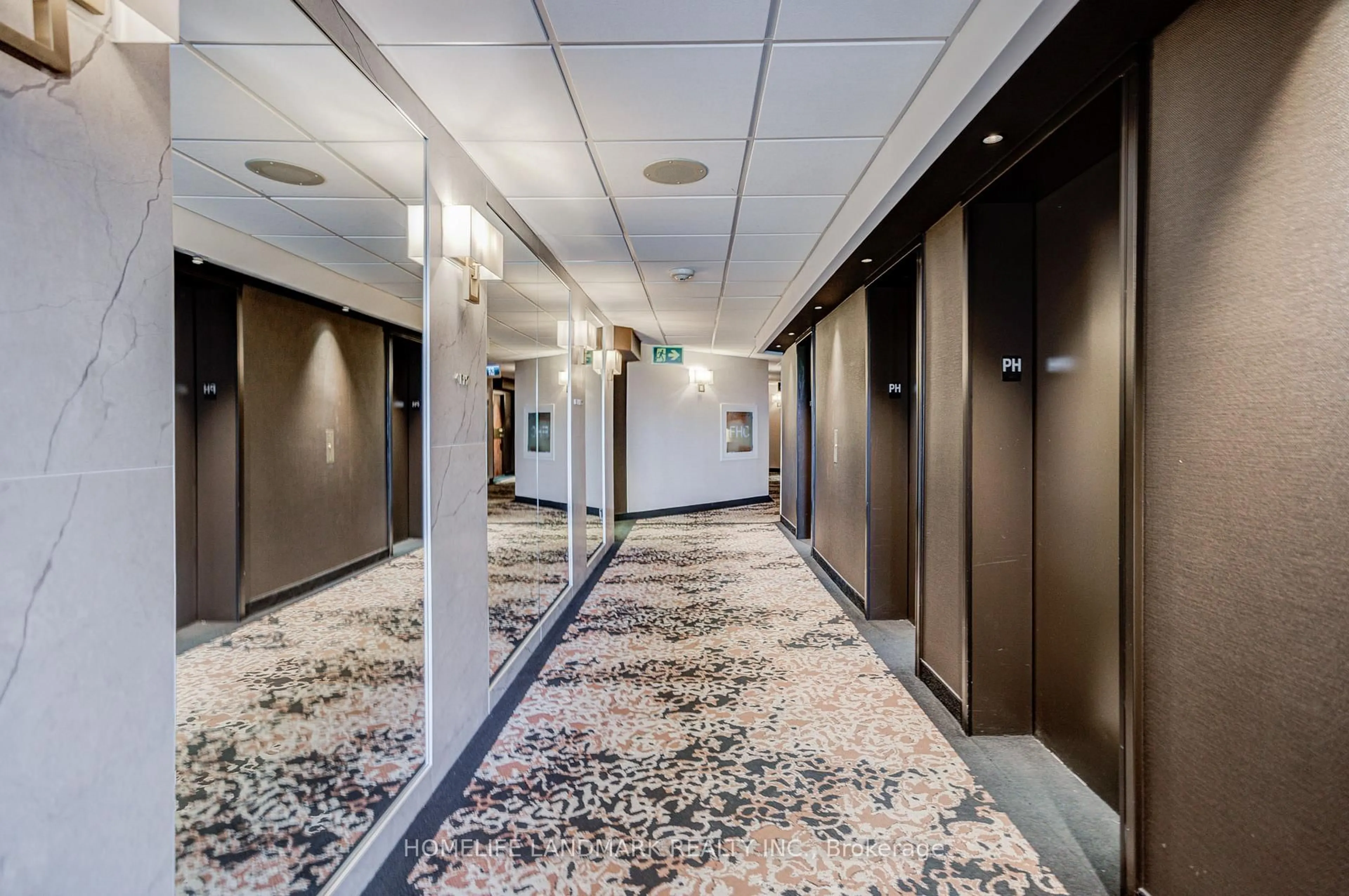 Indoor foyer for 10 Kenneth Ave #PH 05, Toronto Ontario M2N 6K6