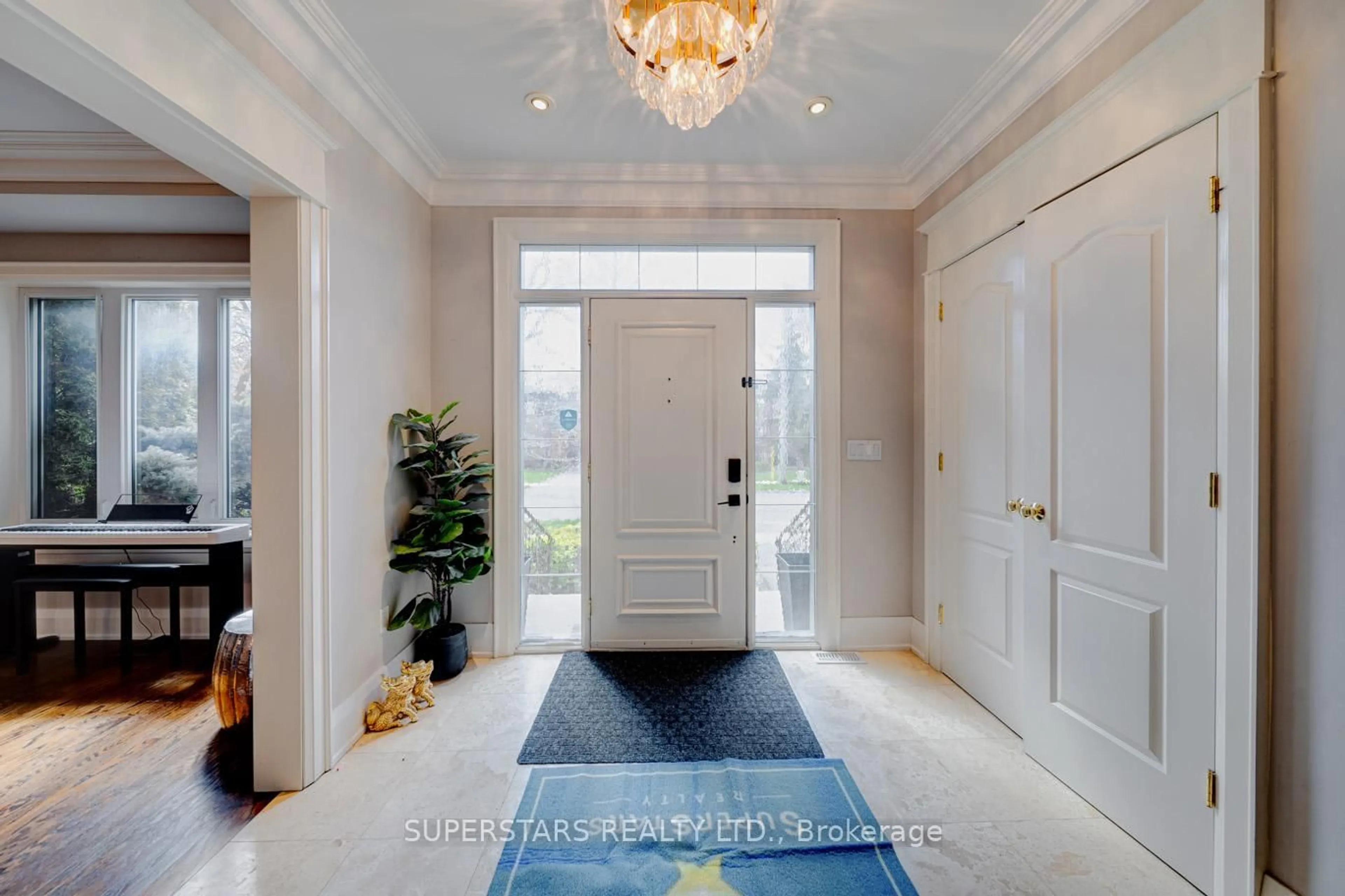 Indoor entryway for 176 Homewood Ave, Toronto Ontario M2M 1K5