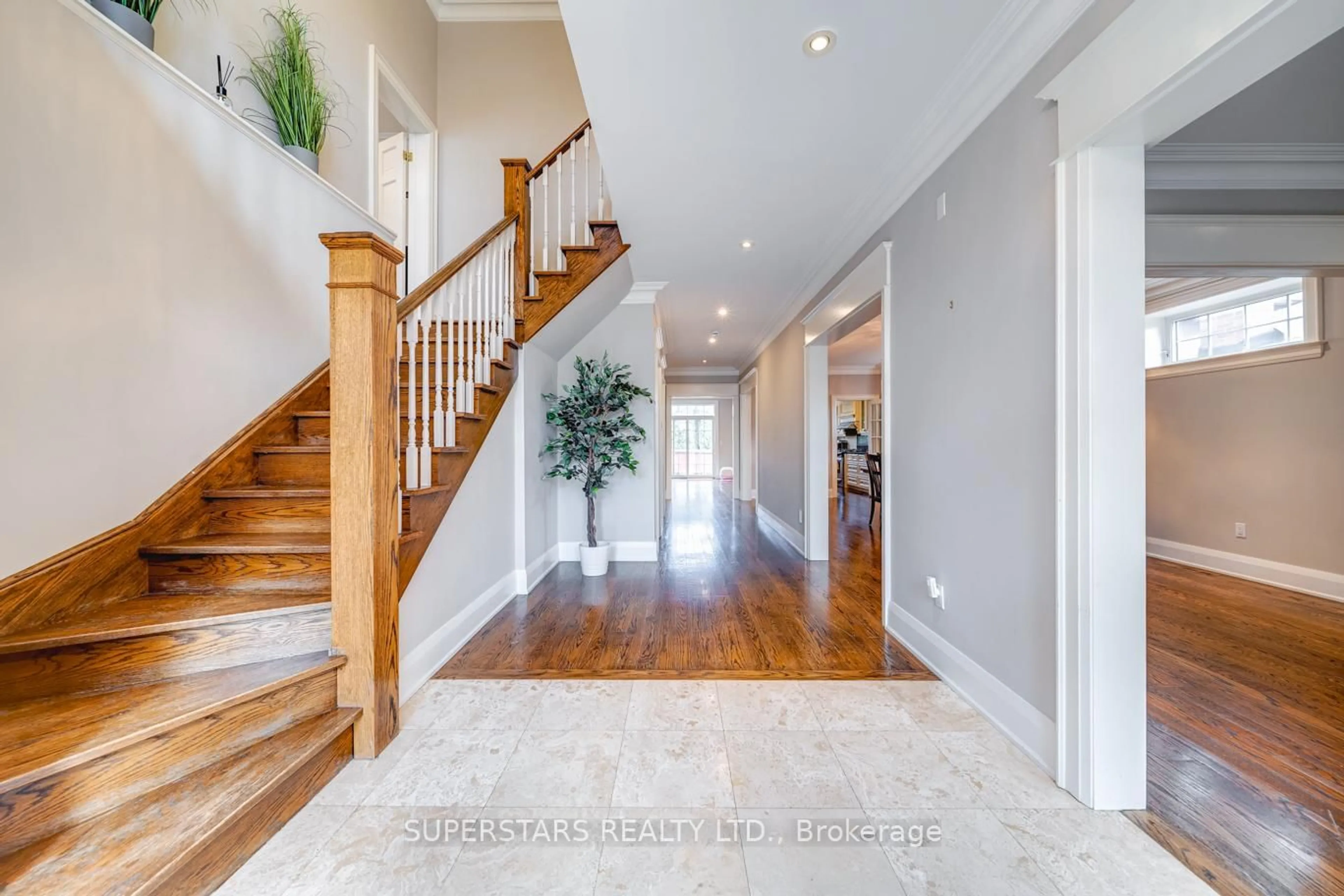 Indoor entryway for 176 Homewood Ave, Toronto Ontario M2M 1K5