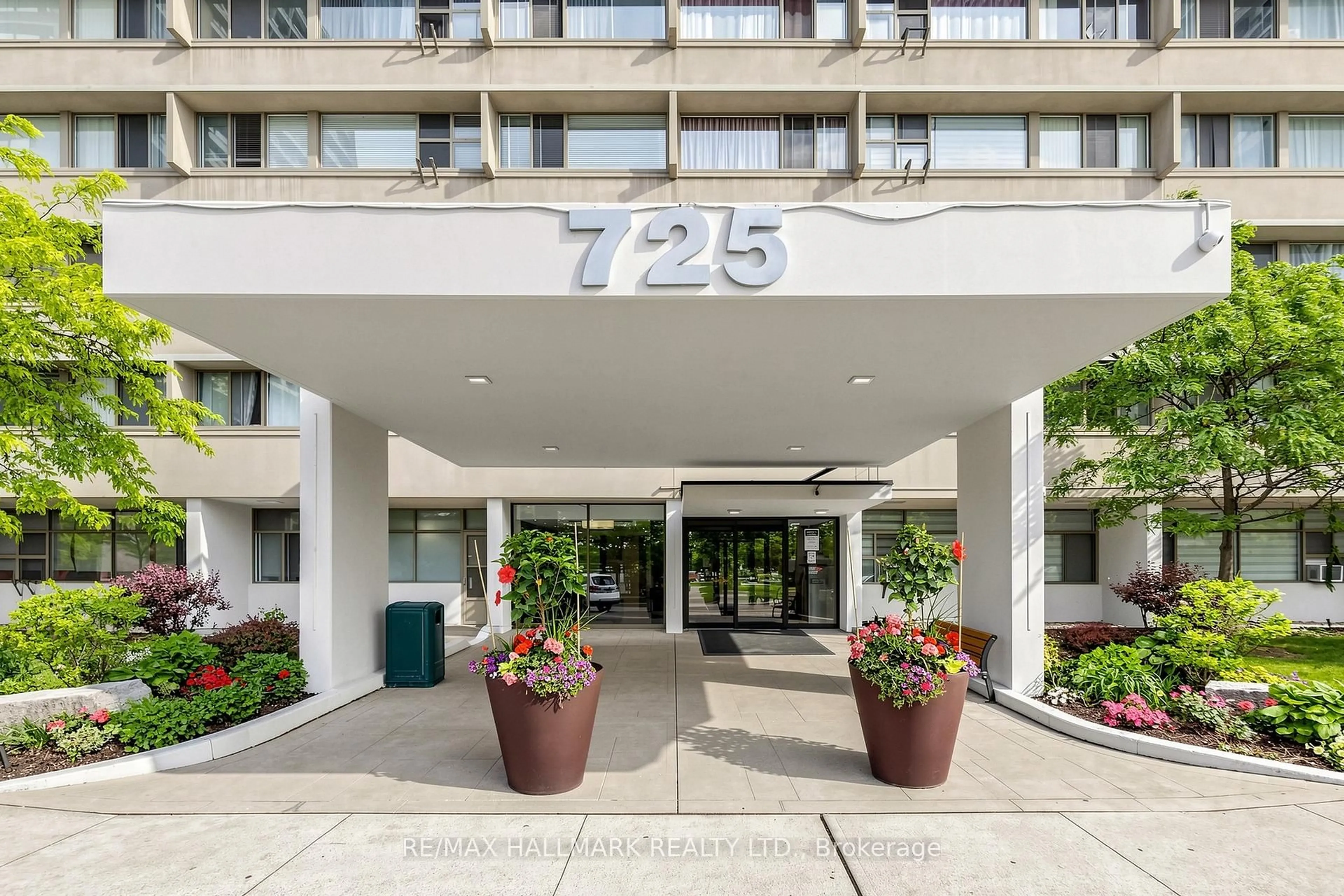 Indoor foyer for 725 Don Mills Rd #1401, Toronto Ontario M3C 1S7