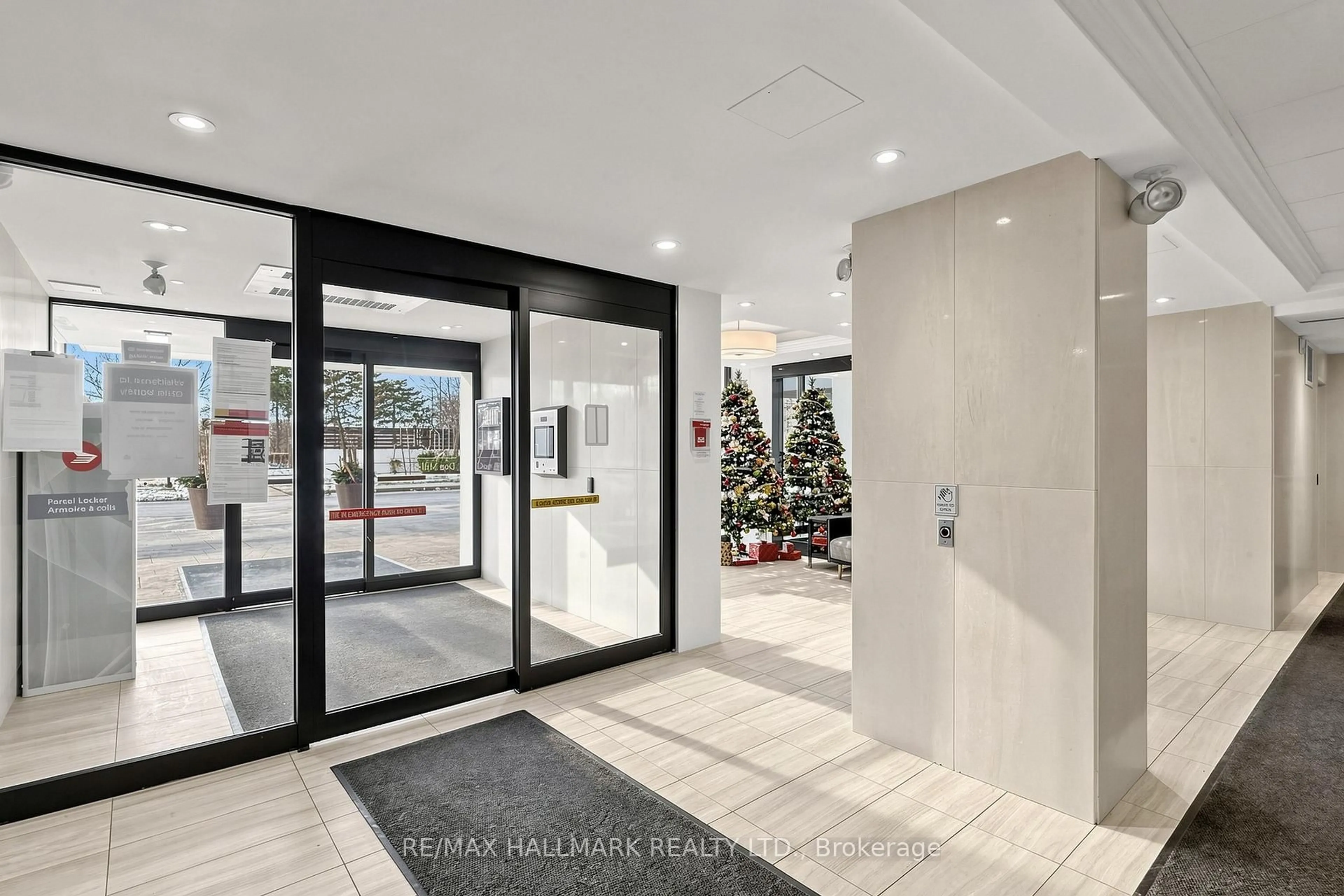 Indoor foyer for 725 Don Mills Rd #1401, Toronto Ontario M3C 1S7