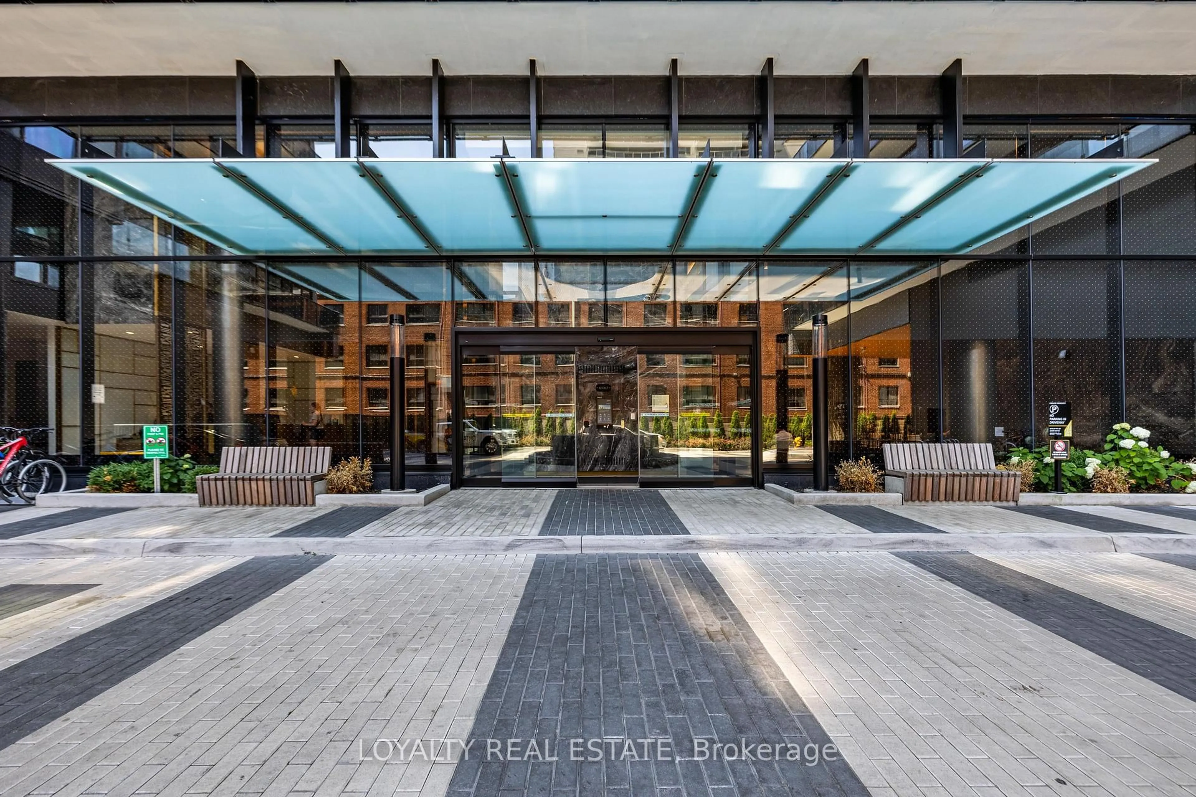 Indoor foyer for 117 Broadway Ave #211, Toronto Ontario M4P 1V3
