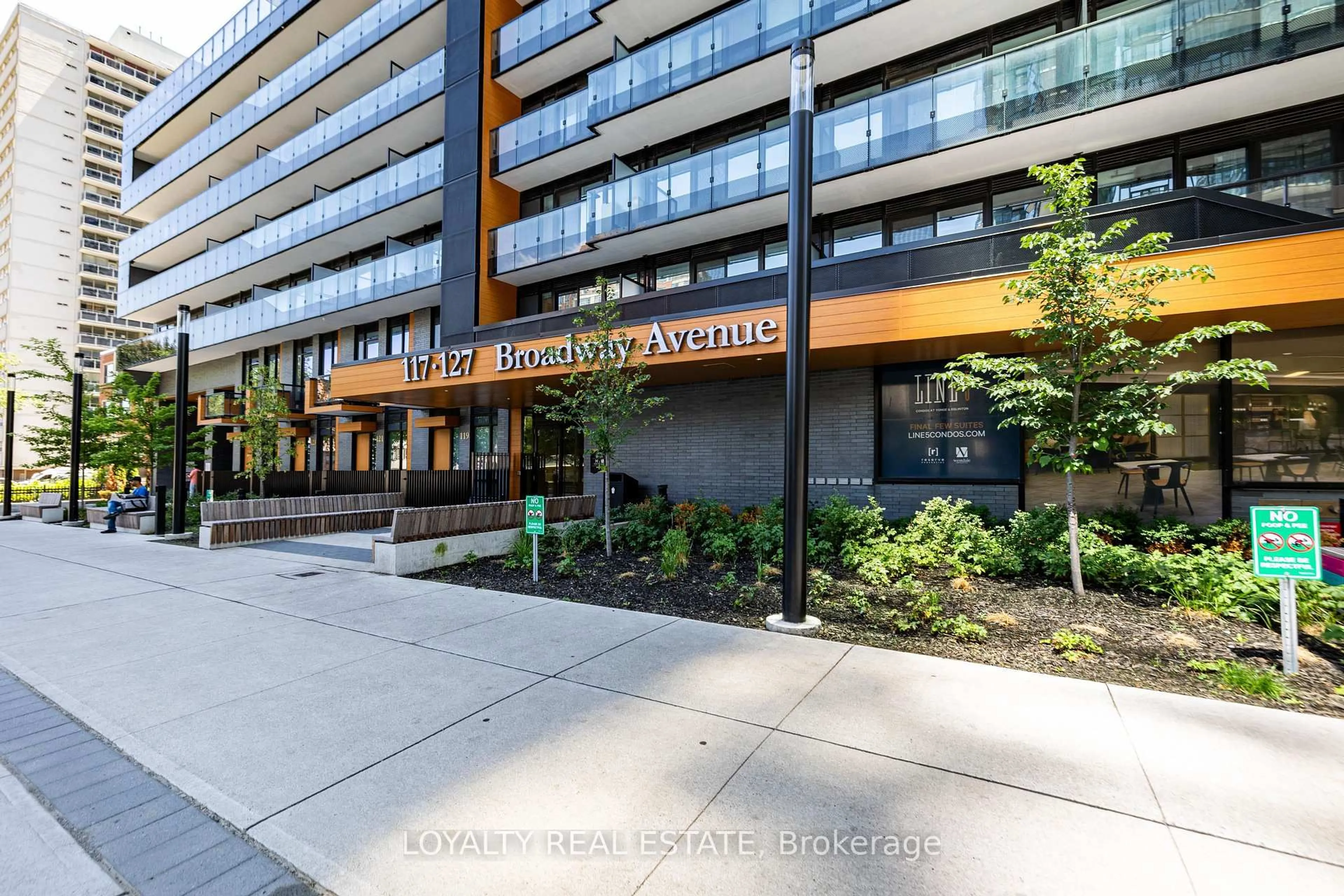 Indoor foyer for 117 Broadway Ave #211, Toronto Ontario M4P 1V3