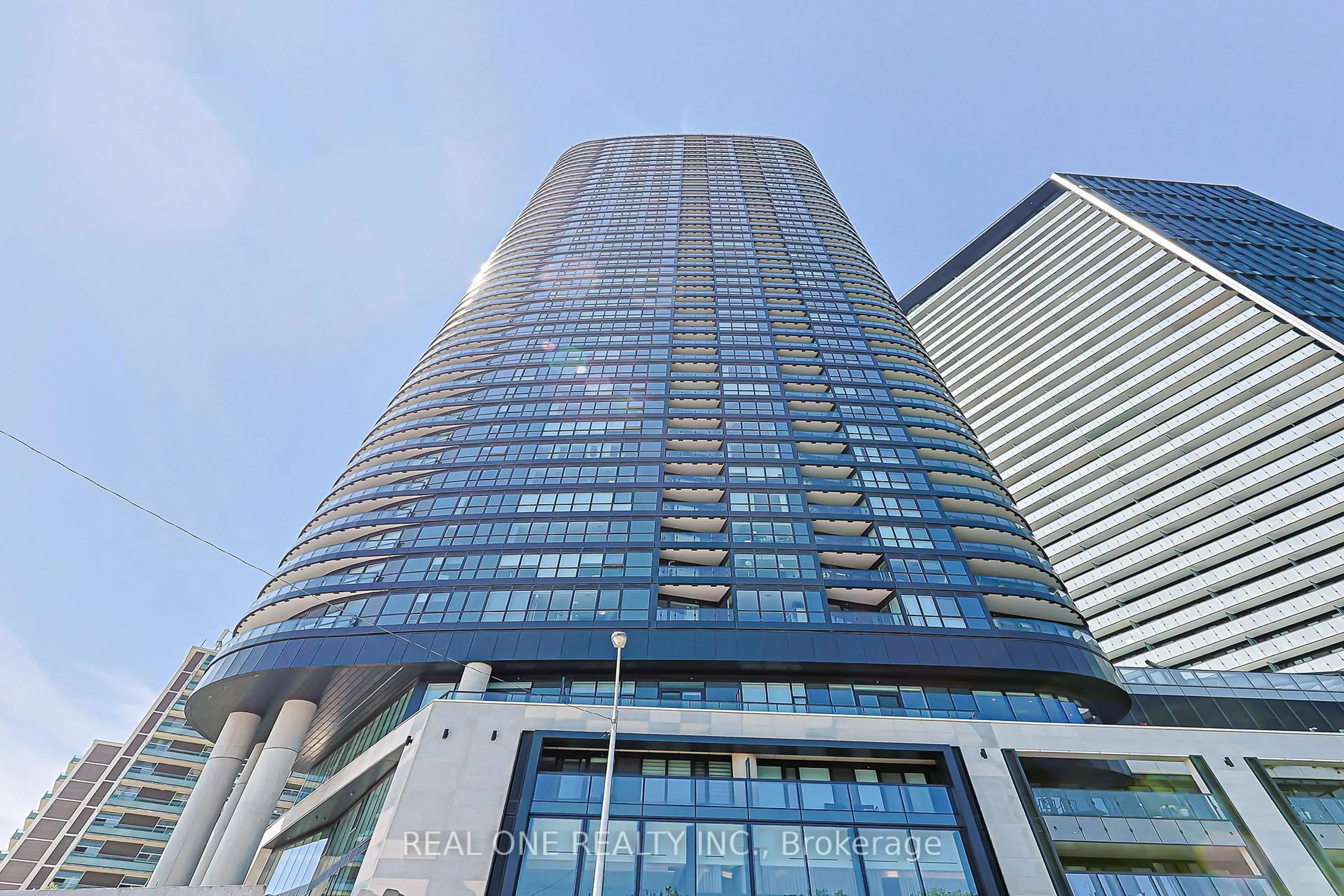 Indoor foyer for 585 Bloor St #821, Toronto Ontario M4W 0B3
