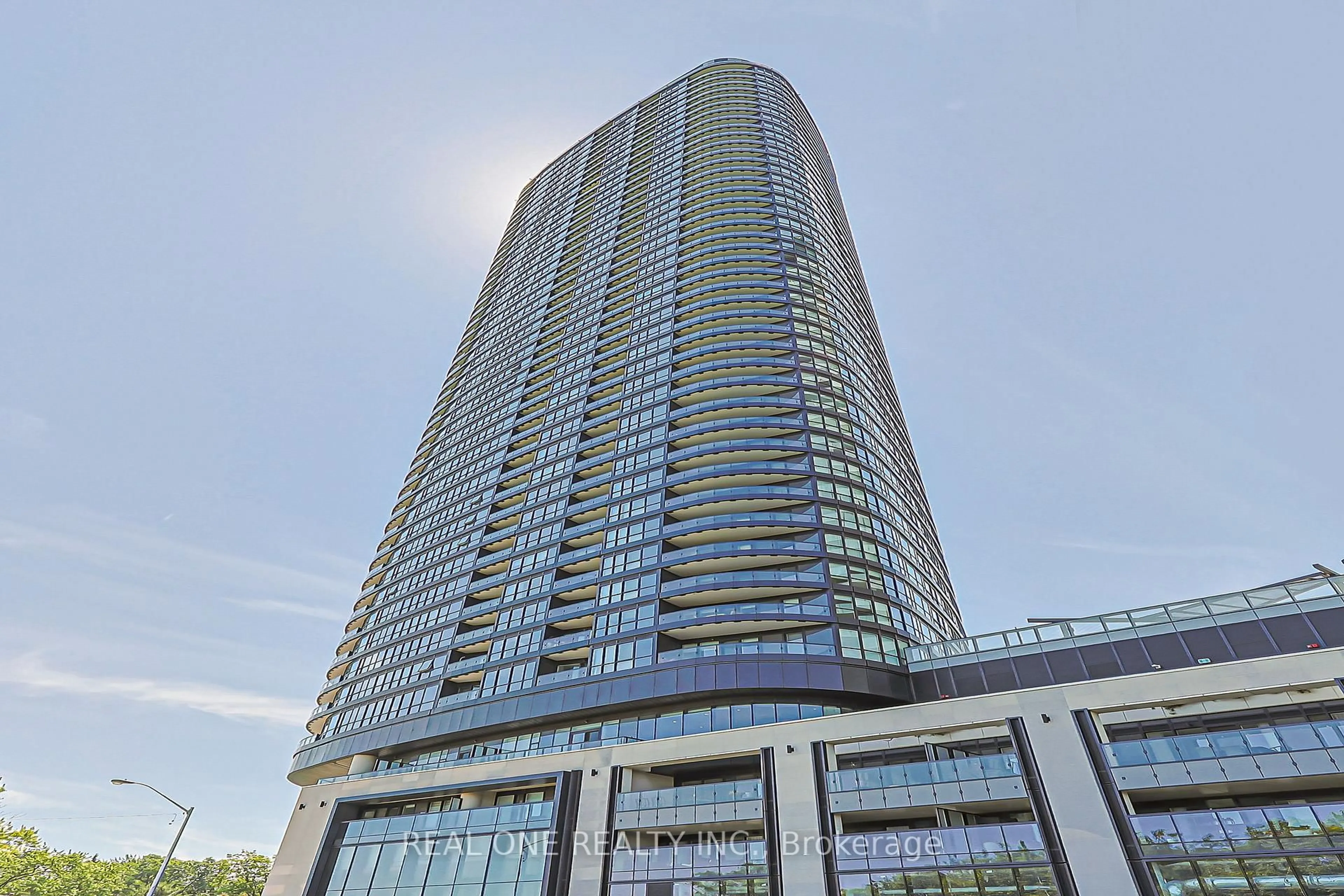 Indoor foyer for 585 Bloor St #821, Toronto Ontario M4W 0B3