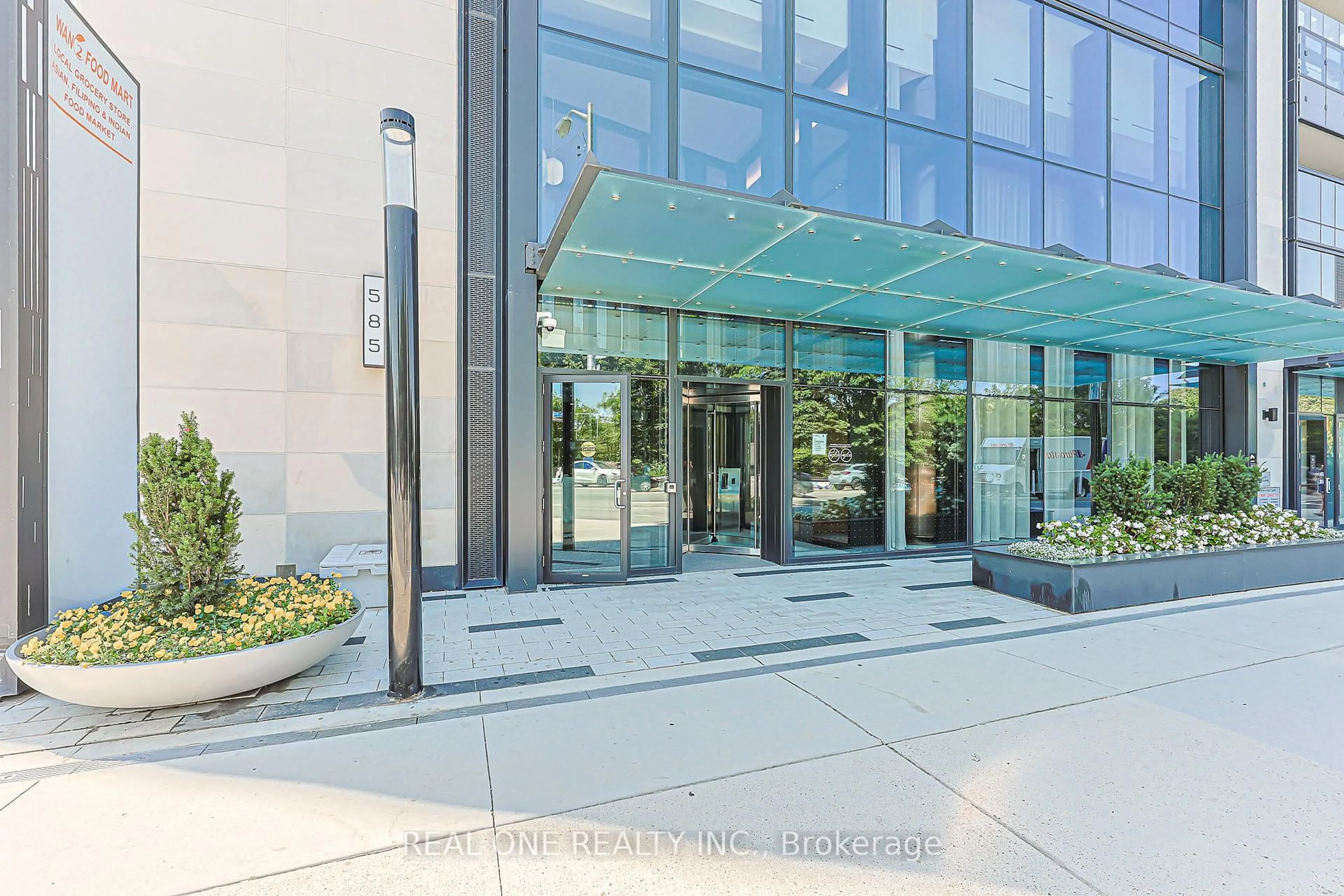 Indoor foyer for 585 Bloor St #821, Toronto Ontario M4W 0B3