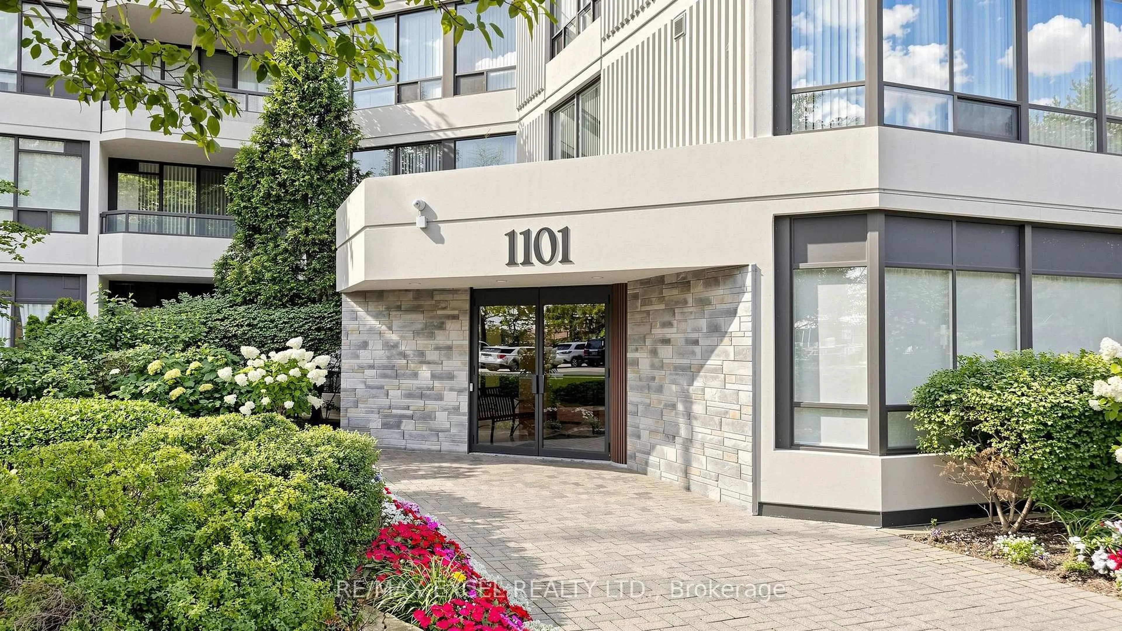 Indoor foyer for 1101 Steeles Ave #Ph103, Toronto Ontario M2R 3W5
