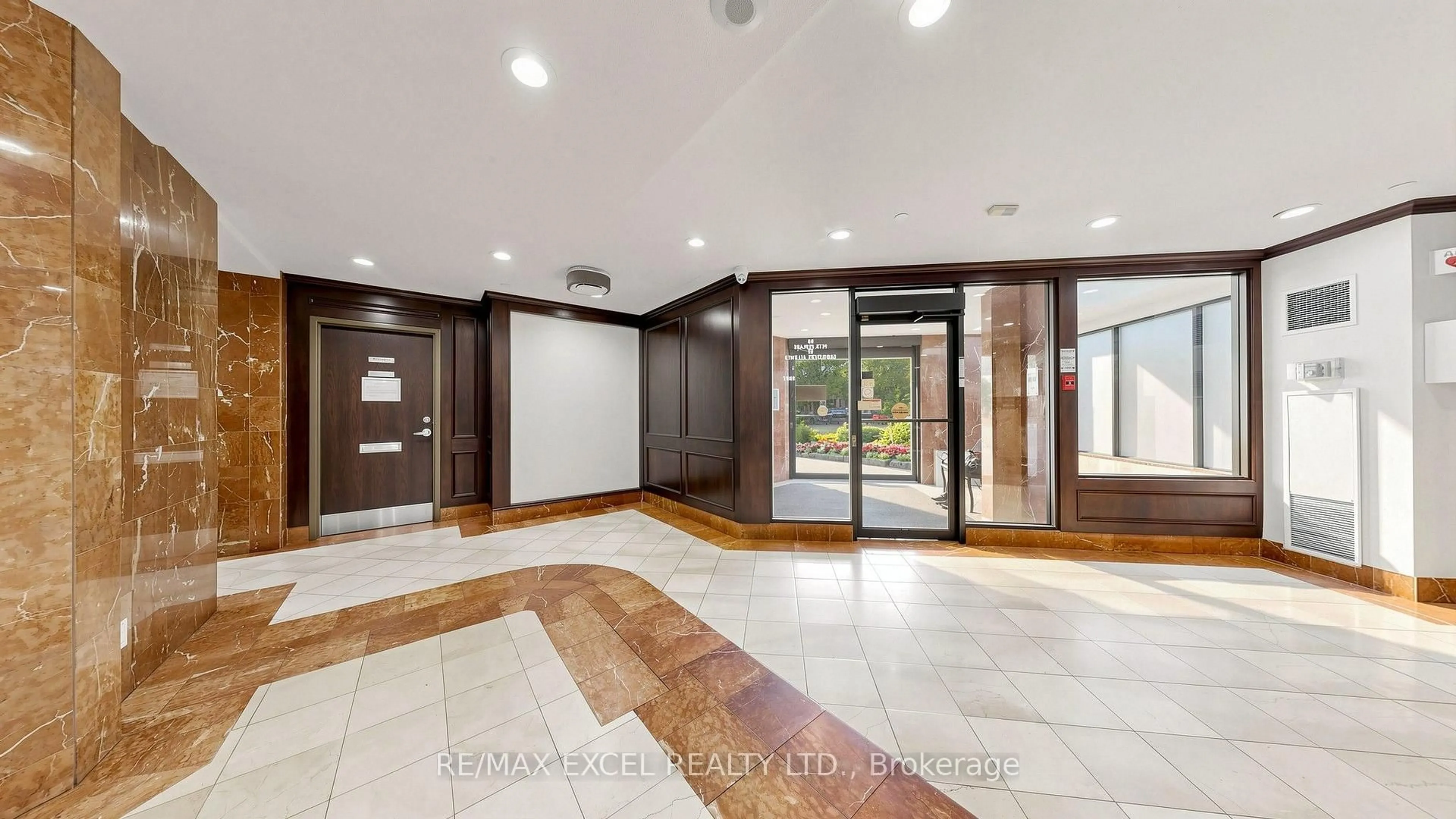 Indoor foyer for 1101 Steeles Ave #Ph103, Toronto Ontario M2R 3W5