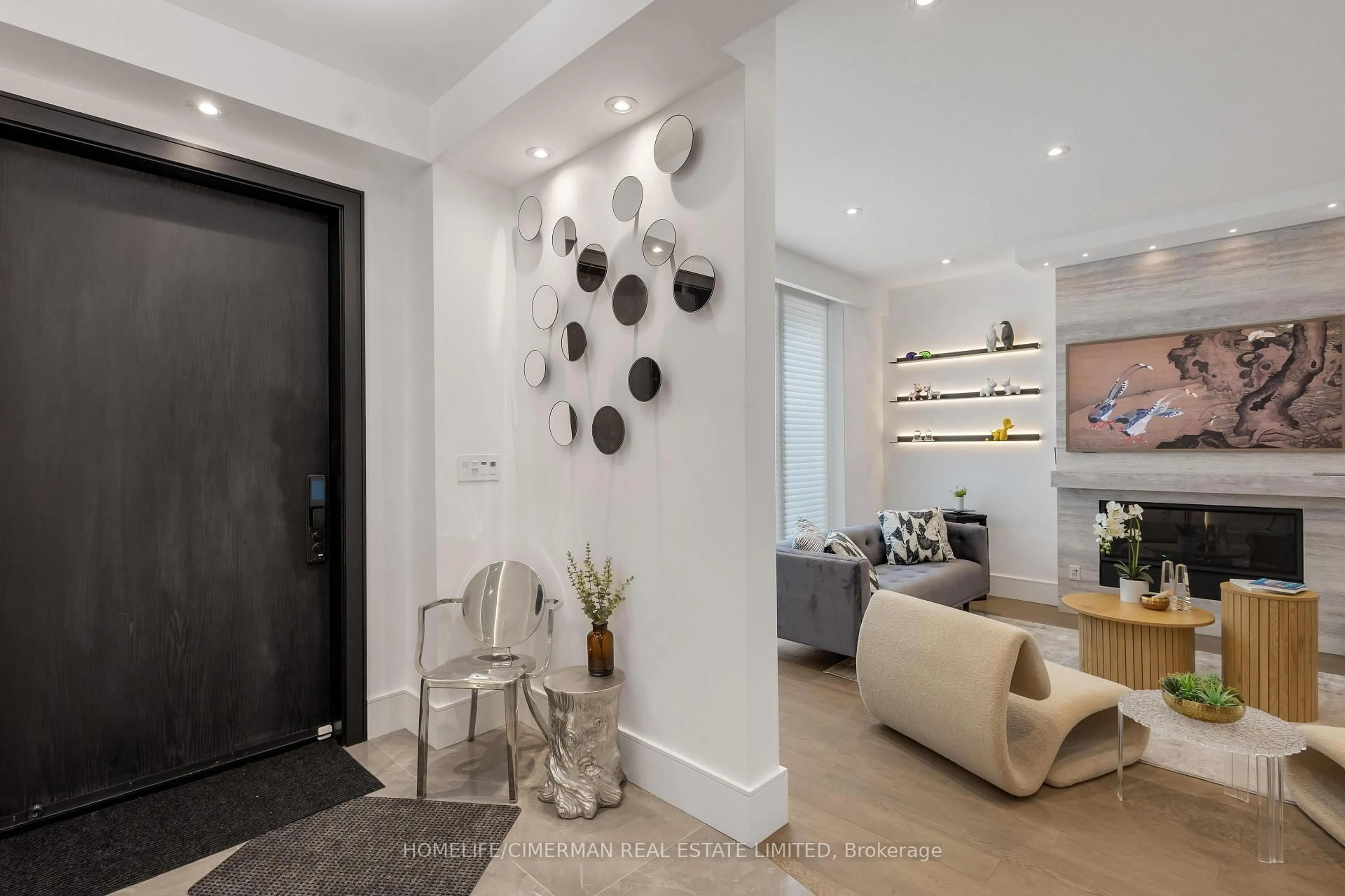 Indoor entryway for 124 Lyndhurst Ave, Toronto Ontario M5R 2Z9